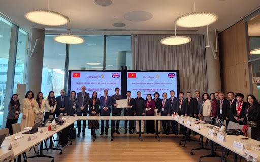 Đoàn Bộ Y tế Việt Nam thăm trung tâm AstraZeneca tại Anh, thúc đẩy hợp tác y tế chiến lược