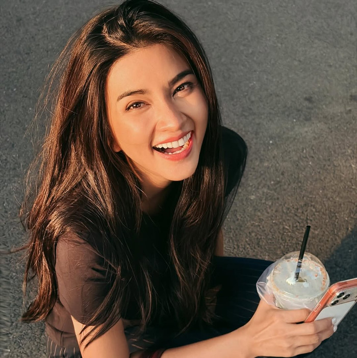 Nhan sắc van người m&ecirc; của nữ diễn vi&ecirc;n t&agrave;i sắc 39 tuổi - Ảnh 1.