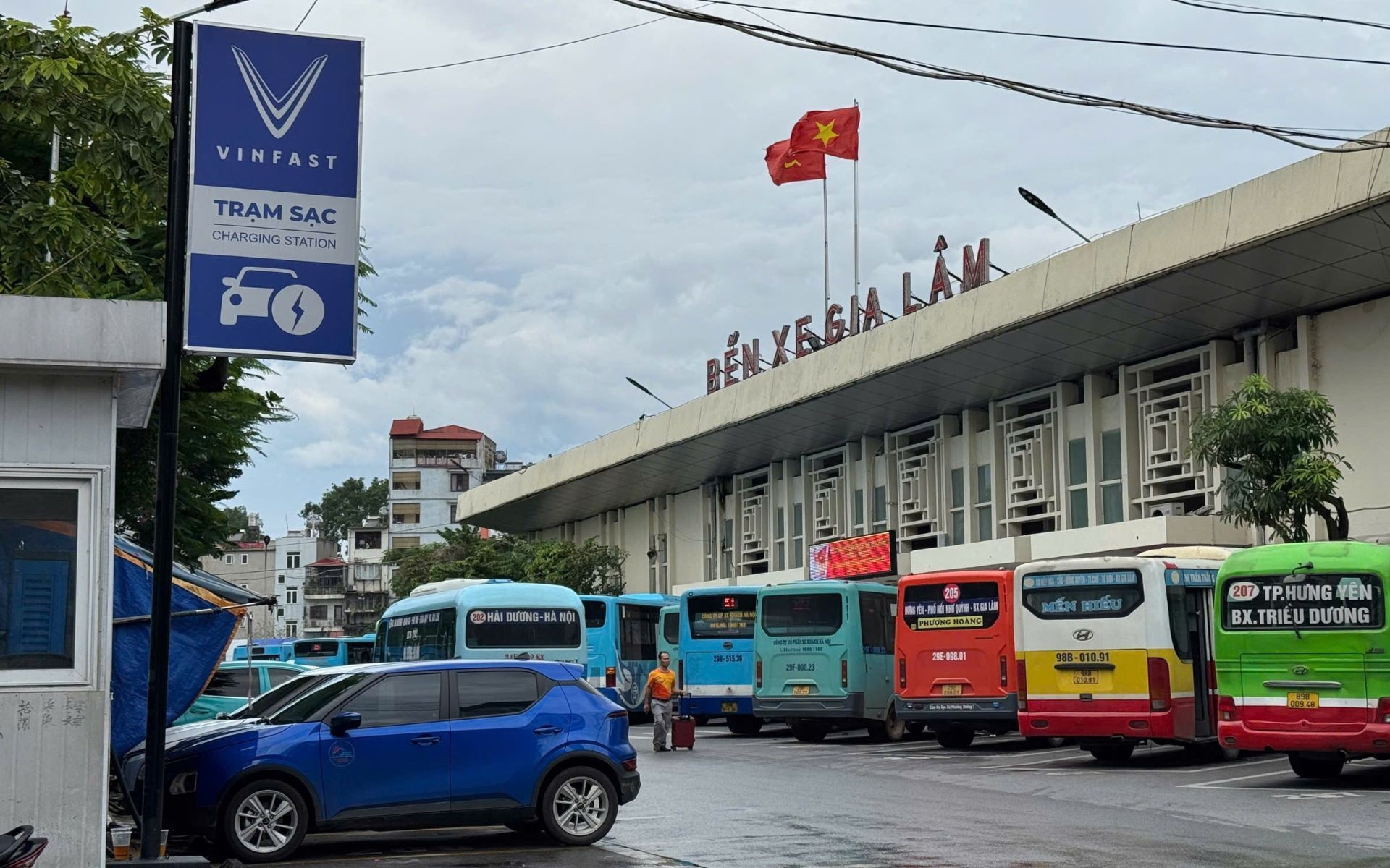 Tài xế Hà Nội hài lòng với trạm sạc điện ngay tại bến xe Gia Lâm