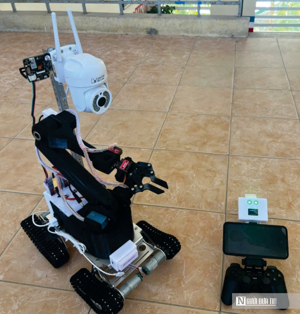 Hai cậu học tr&ograve; lớp 11 ở Huế chế tạo robot AI cứu người trong sạt lở - Ảnh 2.