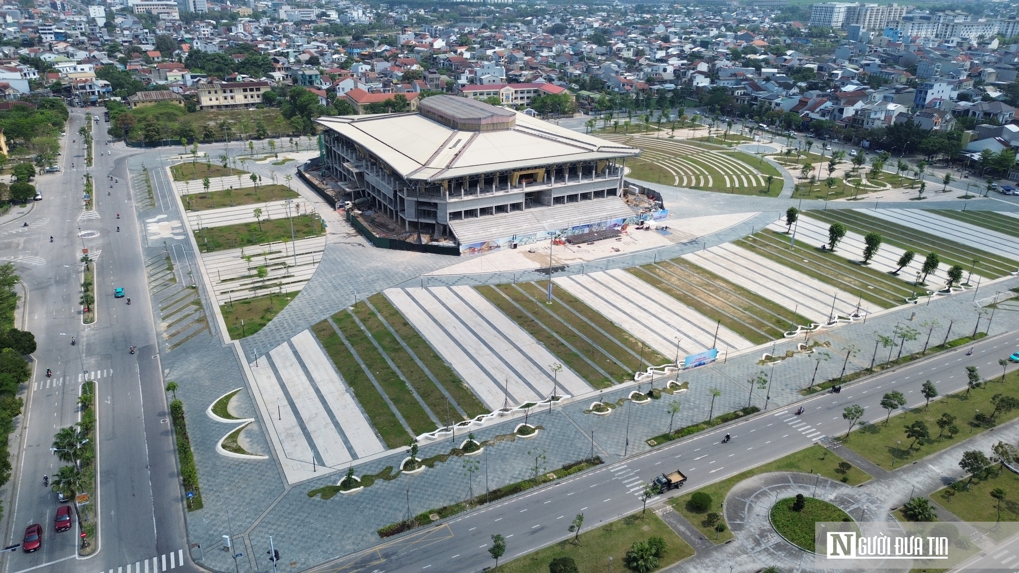 Ảnh: Quảng trường gần 200 tỷ đồng ở Huế gấp rút hoàn thiện trước ngày bàn giao 30/4 - Ảnh 1.