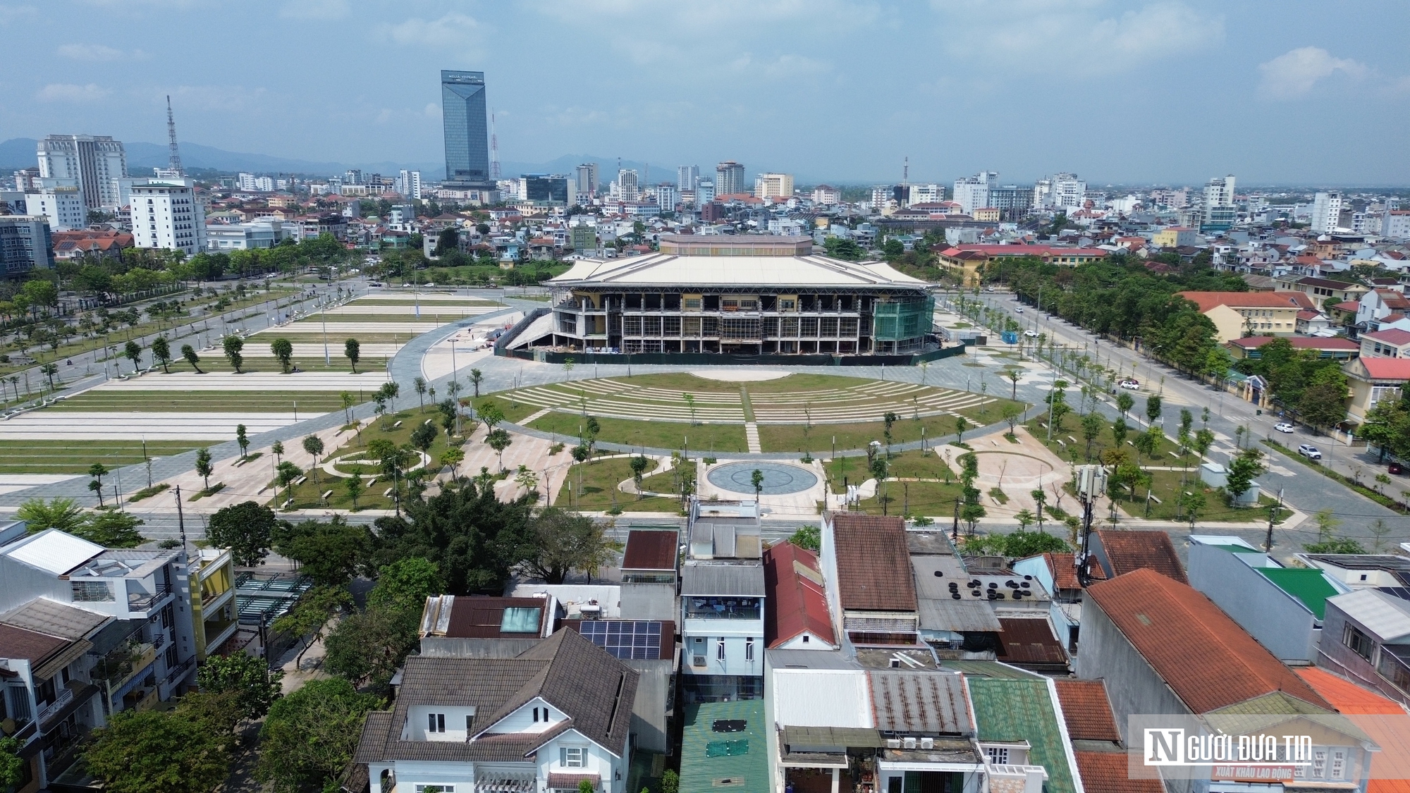 Ảnh: Quảng trường gần 200 tỷ đồng ở Huế gấp rút hoàn thiện trước ngày bàn giao 30/4 - Ảnh 2.
