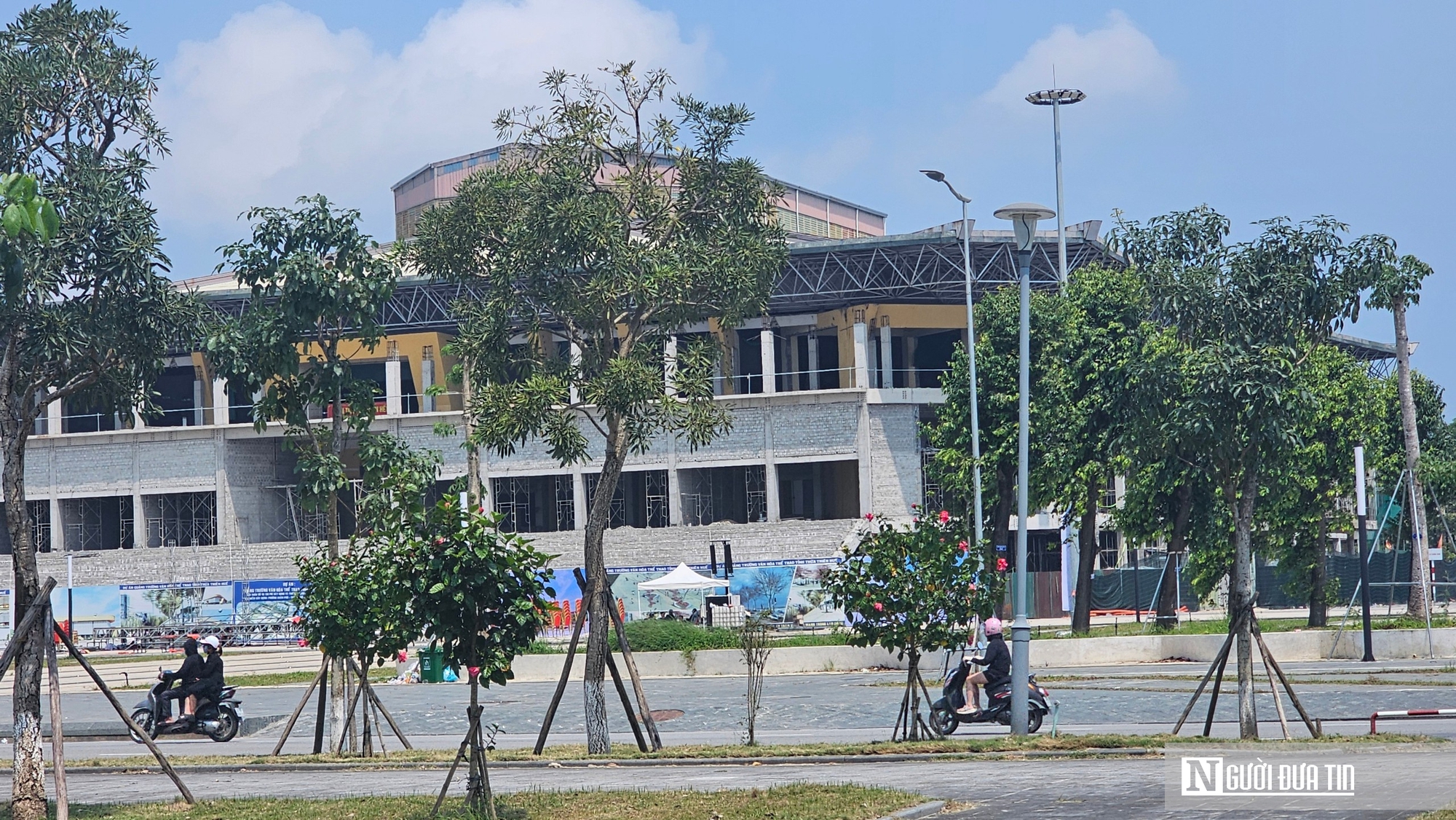 Ảnh: Quảng trường gần 200 tỷ đồng ở Huế gấp rút hoàn thiện trước ngày bàn giao 30/4 - Ảnh 4.