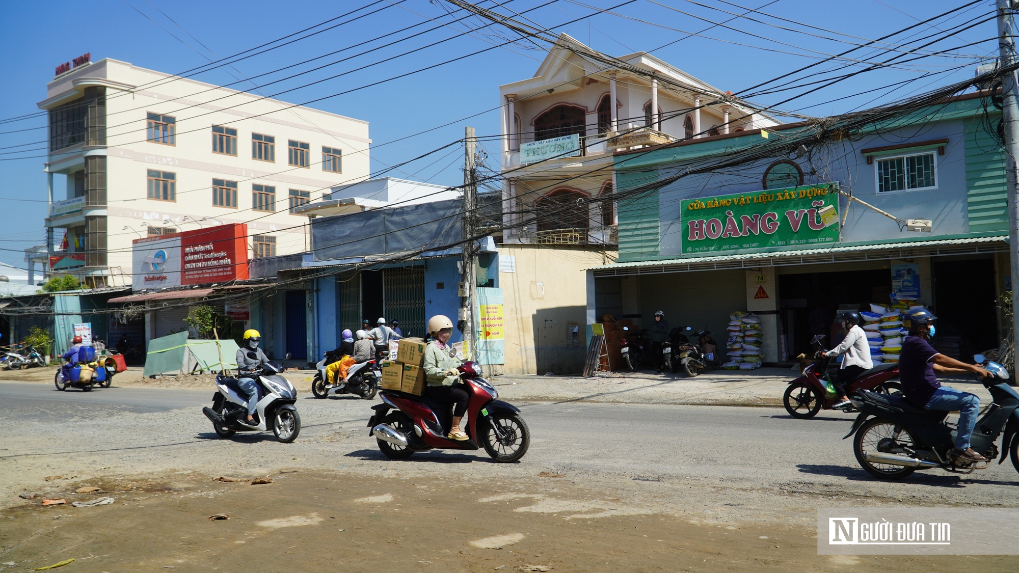 Bụi m&ugrave; mịt, d&acirc;n &ldquo;chịu trận&rdquo;, nh&agrave; thầu ngừng thi c&ocirc;ng, l&atilde;nh đạo tỉnh L&acirc;m Đồng v&agrave;o cuộc- Ảnh 1.