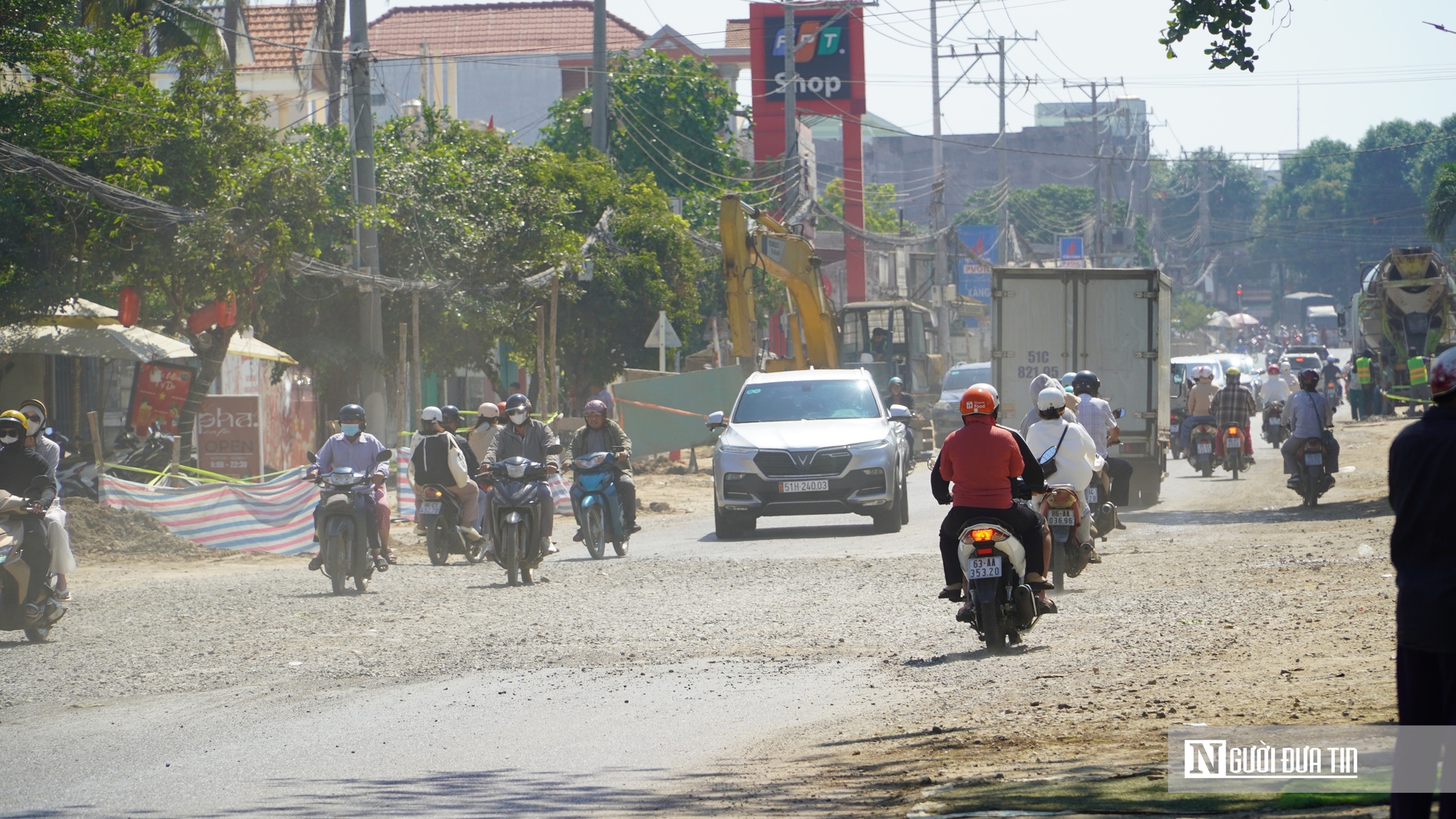 Bụi m&ugrave; mịt, d&acirc;n &ldquo;chịu trận&rdquo;, nh&agrave; thầu ngừng thi c&ocirc;ng, l&atilde;nh đạo tỉnh L&acirc;m Đồng v&agrave;o cuộc- Ảnh 4.