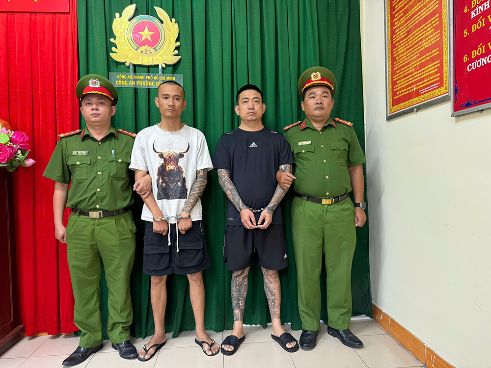 Bắt tạm giam 2 đối tượng chửi bới, hành hung người dừng xe mua vé số- Ảnh 1.