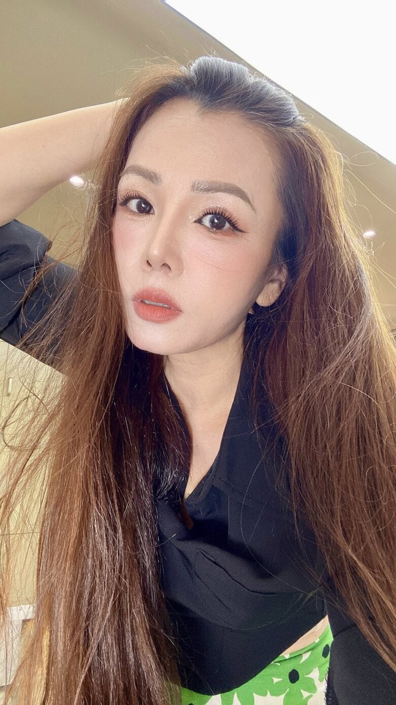 Bà nội U60 đi với con trai toàn bị "nhận nhầm" là vợ chồng, sở hữu vẻ đẹp vượt thời gian - Ảnh 1.