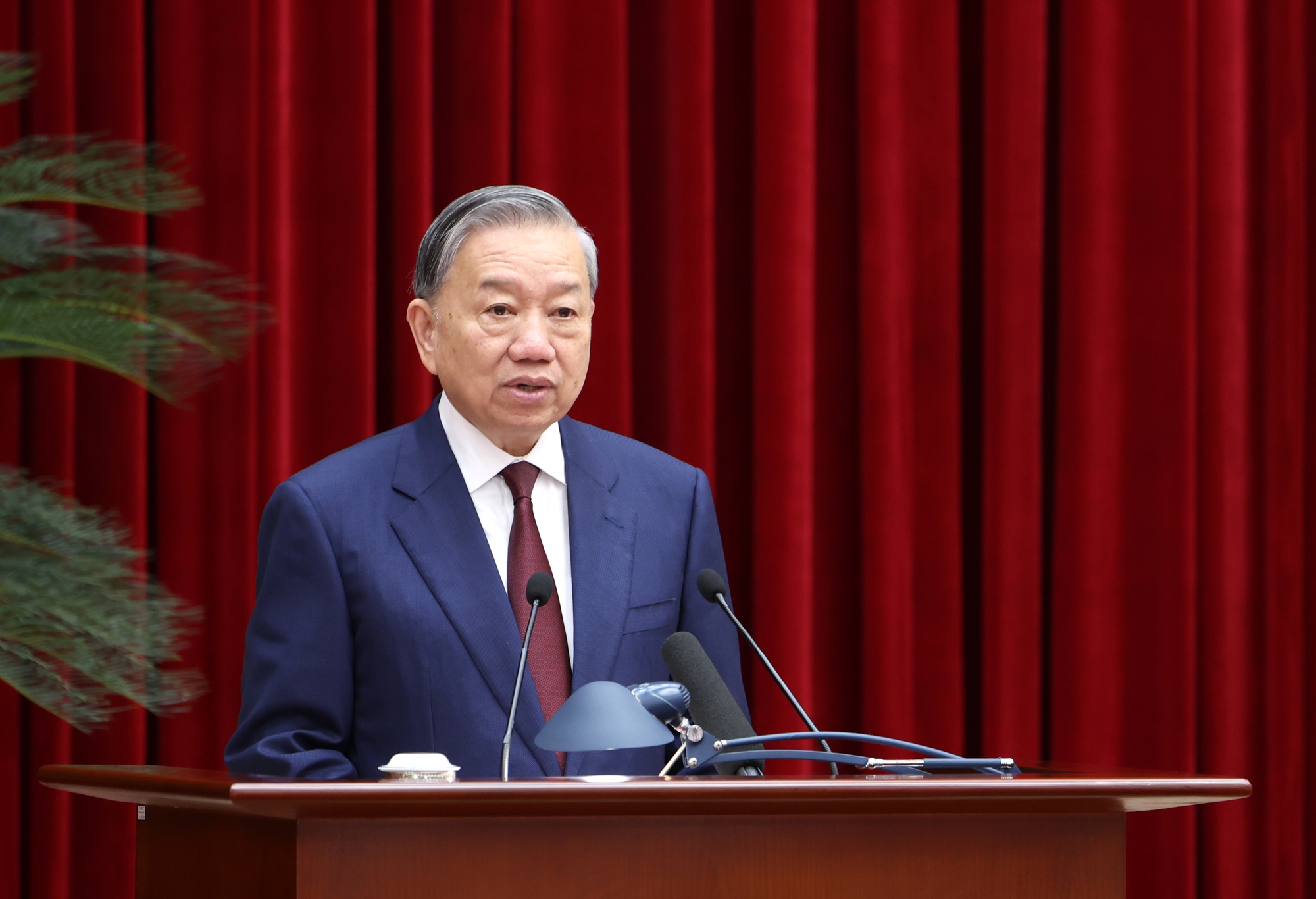 Hội nghị Trung ương lần thứ 2 khóa XIV tại Hà Nội: Tổng Bí thư Tô Lâm chủ trì, thông qua loạt quyết sách chiến lược - Ảnh 1.