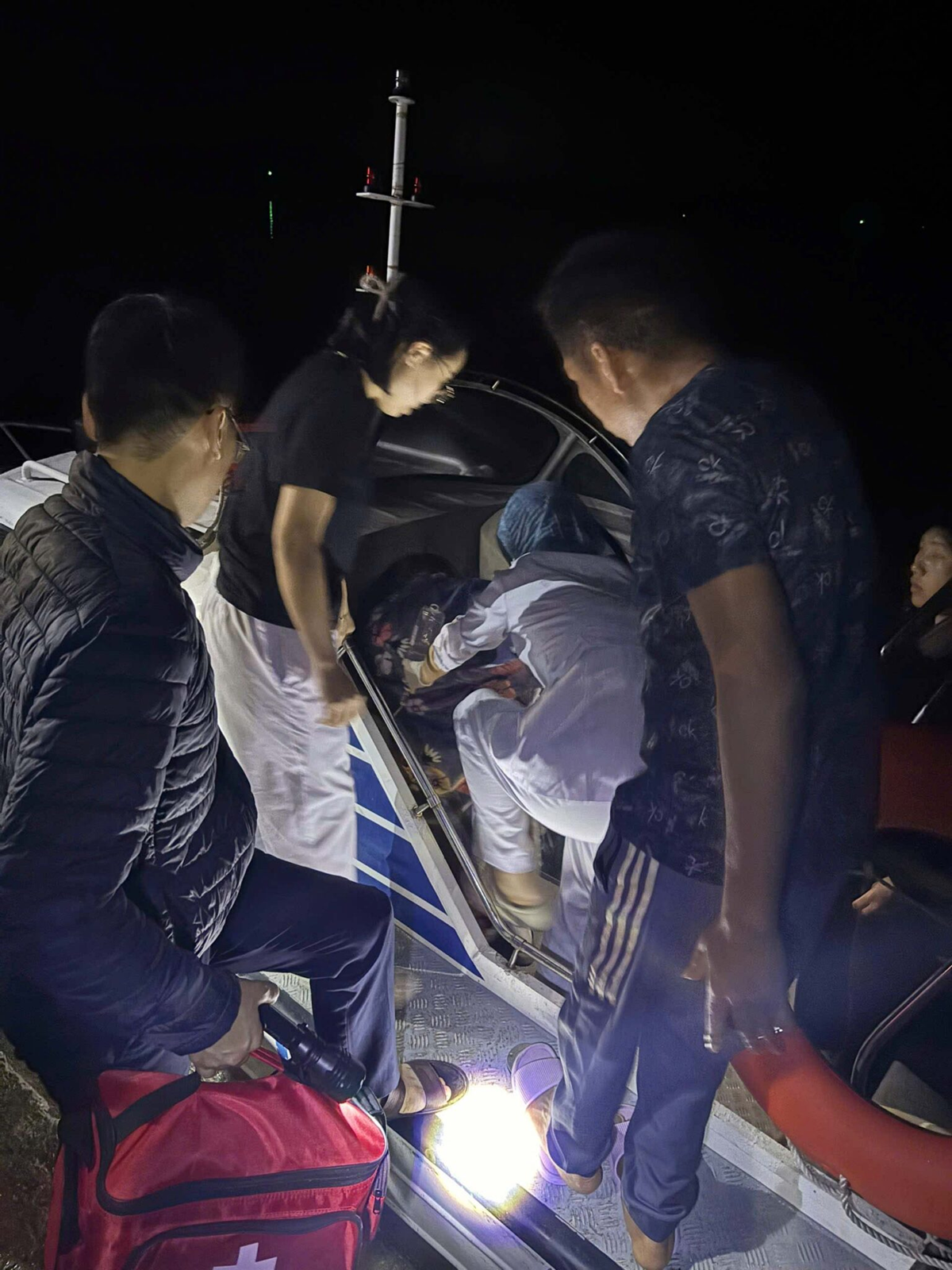 Vượt sóng dữ, bác sĩ cứu mạng 2 người - Ảnh 1.