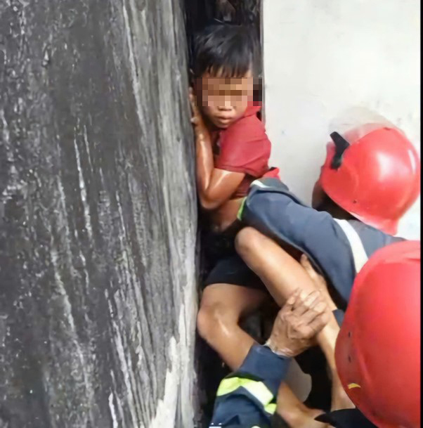 Giải cứu th&agrave;nh c&ocirc;ng b&eacute; trai 9 tuổi bị mắc kẹt giữa hai bức tường nh&agrave; - Ảnh 1.