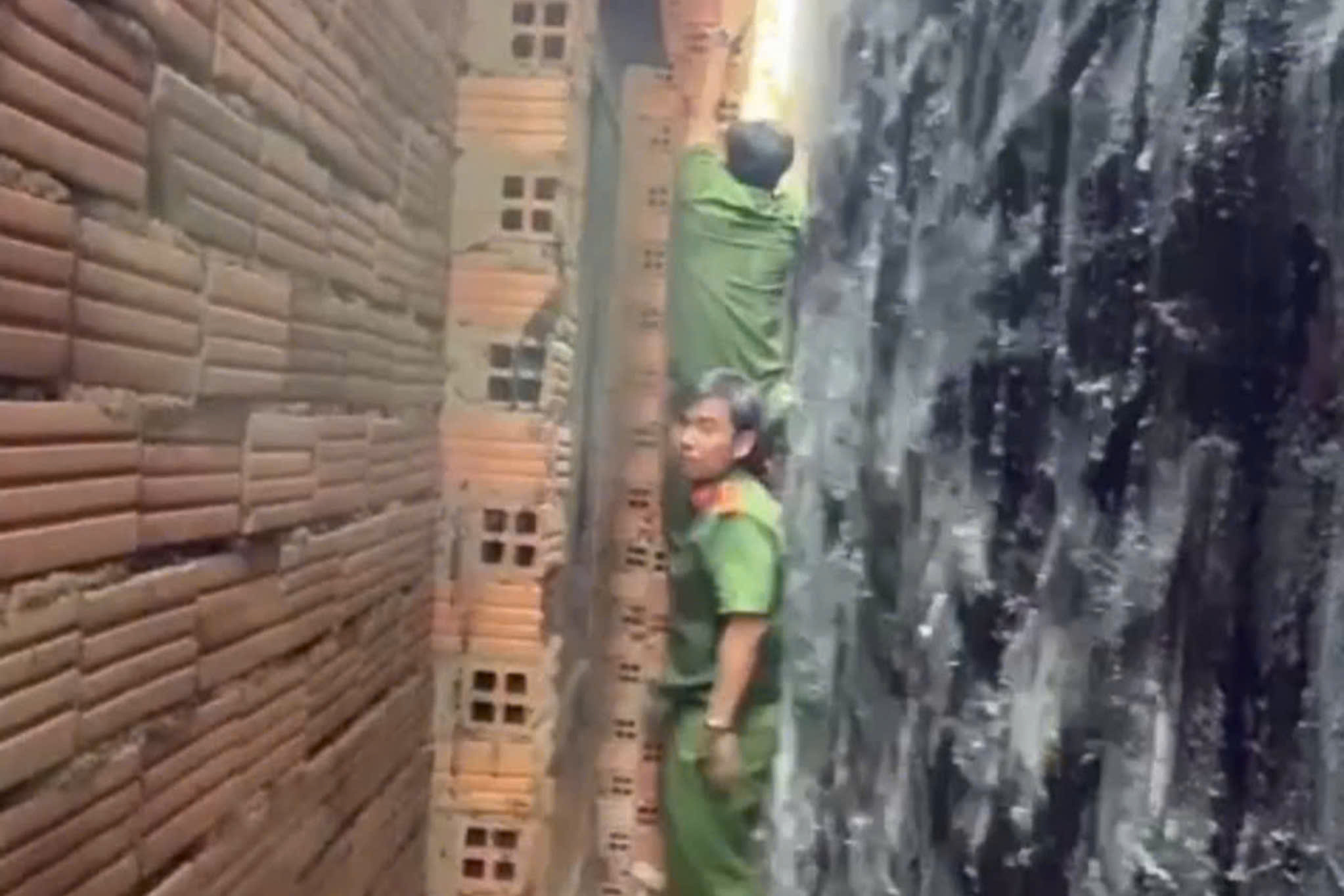 Giải cứu thành công bé trai 9 tuổi bị mắc kẹt giữa hai bức tường nhà - Ảnh 2.