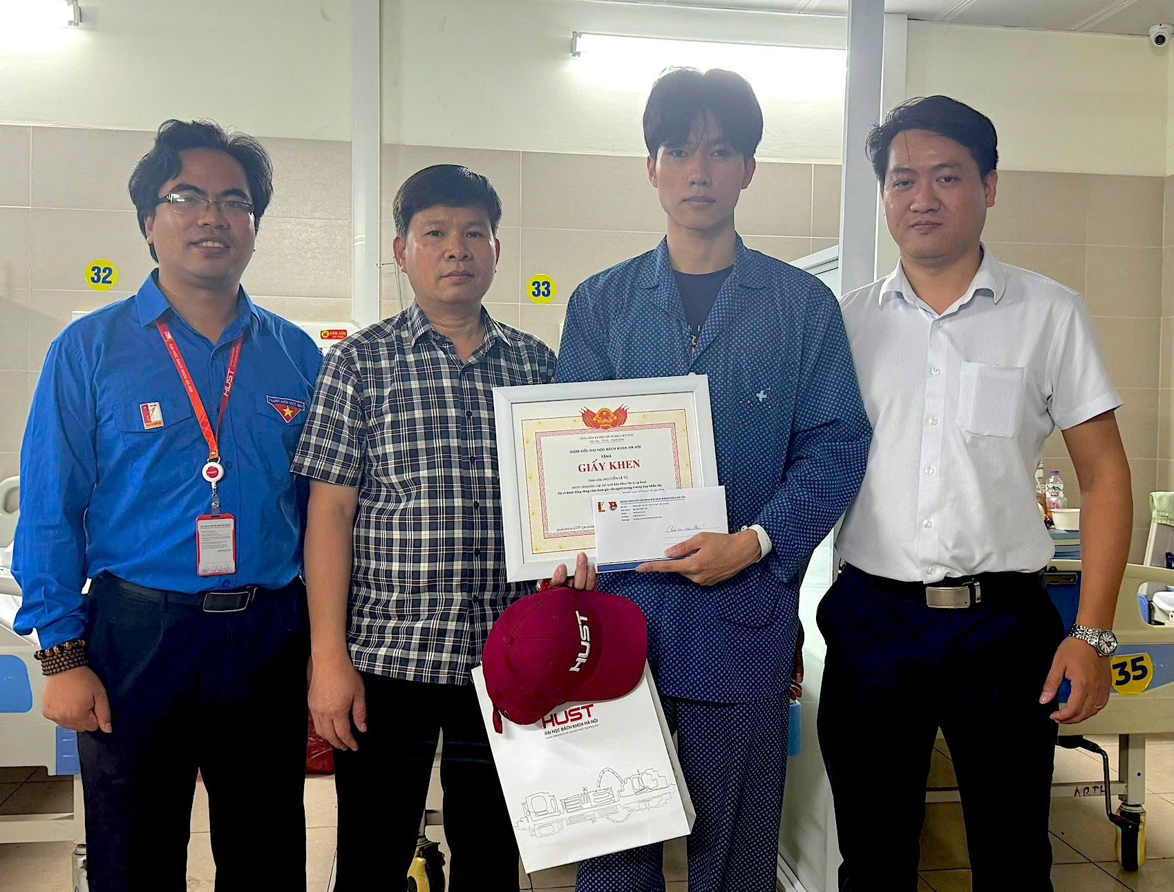 Vụ ch&aacute;y nh&agrave; 7 tầng: Đại học B&aacute;ch khoa H&agrave; Nội tặng giấy khen cho nam sinh vi&ecirc;n lao v&agrave;o đ&aacute;m ch&aacute;y cứu người- Ảnh 1.