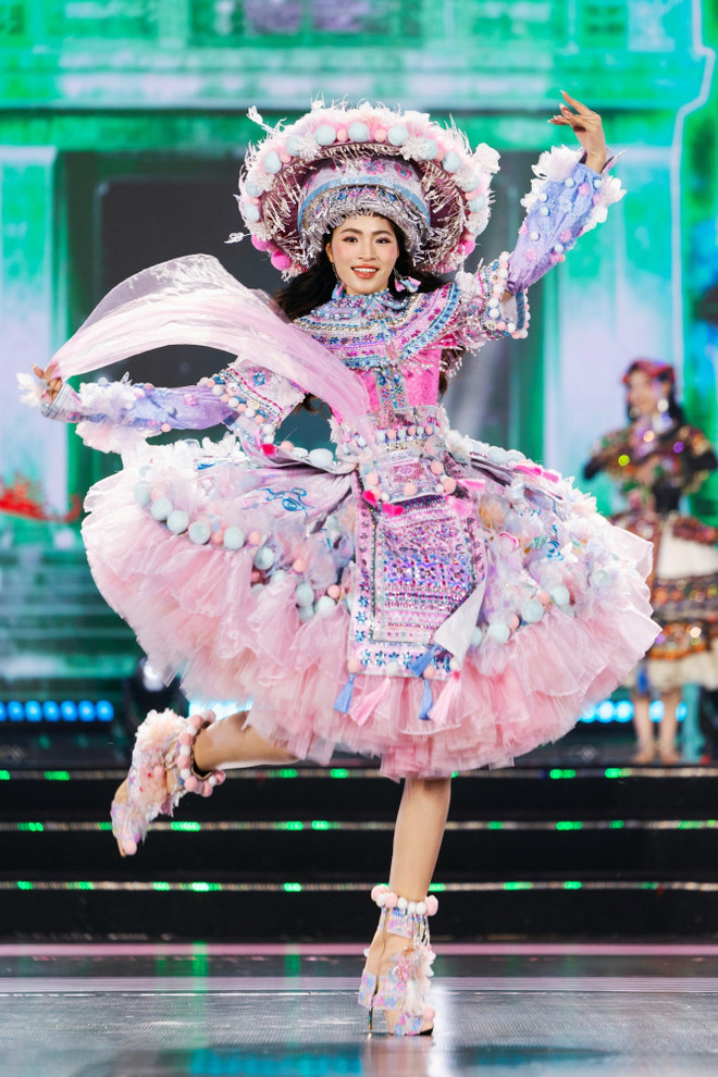 Chung khảo Miss World Vietnam 2025: Dàn thí sinh khoe sắc vóc nóng bỏng - Ảnh 1.