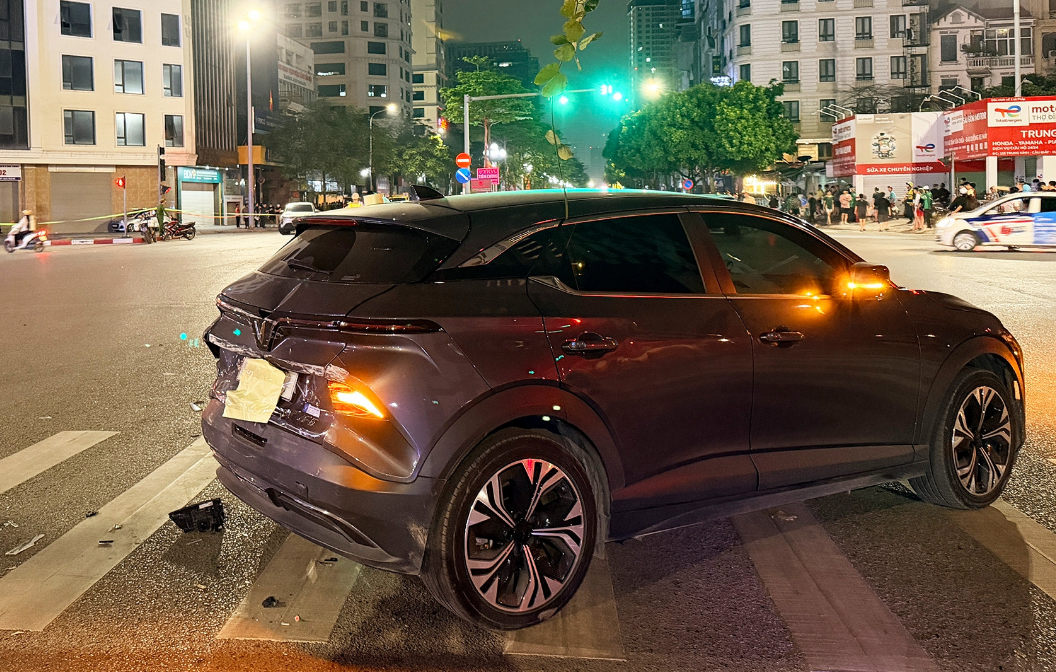 Cảnh sát xác định nguyên nhân ban đầu vụ ô tô Lexus tông loạt xe ở Hà Nội - Ảnh 3.