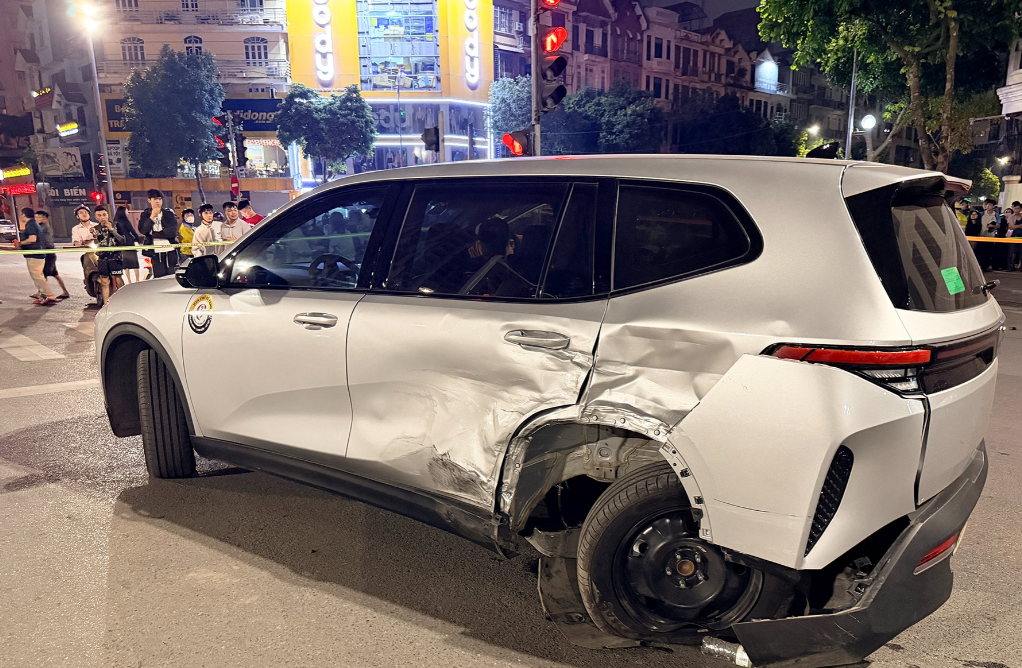 Cảnh sát xác định nguyên nhân ban đầu vụ ô tô Lexus tông loạt xe ở Hà Nội - Ảnh 4.