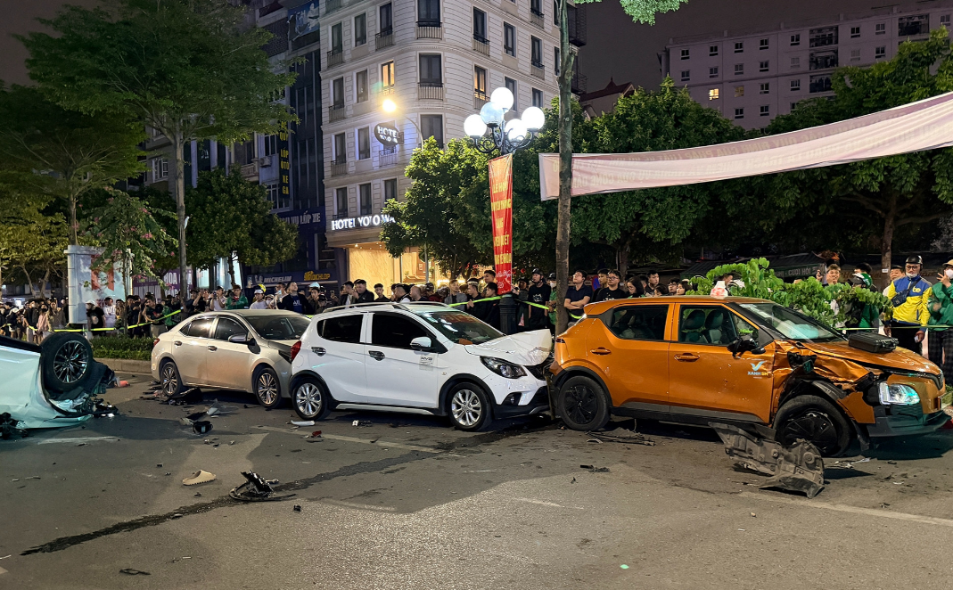 Cảnh sát xác định nguyên nhân ban đầu vụ ô tô Lexus tông loạt xe ở Hà Nội - Ảnh 2.