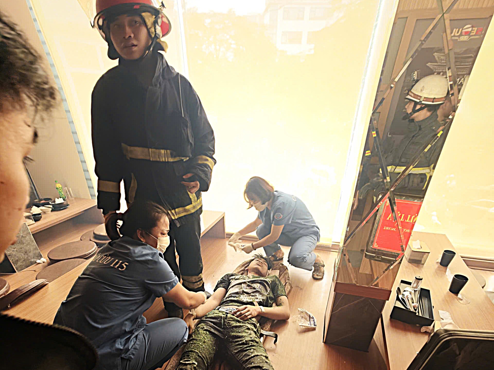 Giải cứu kịp thời nam thanh niên mắc kẹt trong thang máy- Ảnh 2.