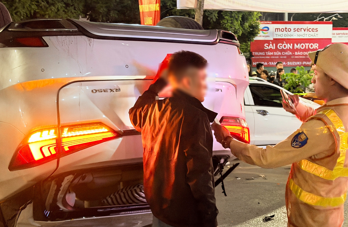 Cảnh sát xác định nguyên nhân ban đầu vụ ô tô Lexus tông loạt xe ở Hà Nội - Ảnh 1.