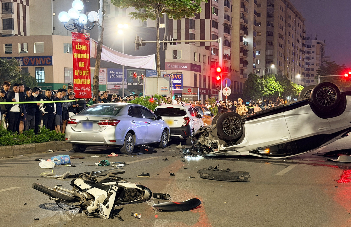 Cảnh sát xác định nguyên nhân ban đầu vụ ô tô Lexus tông loạt xe ở Hà Nội - Ảnh 7.