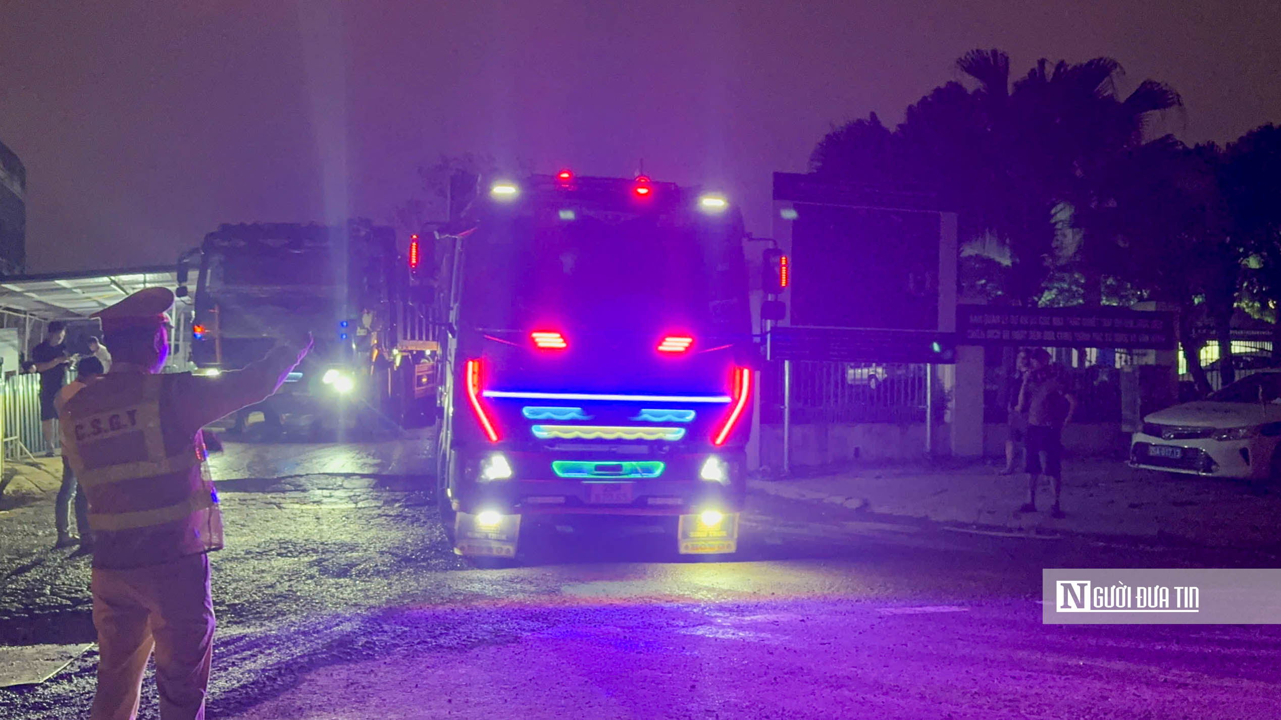 Hà Nội: CSGT kiểm tra, giám sát hoạt động vận tải chở đất, phế thải từ cổng - Ảnh 6.
