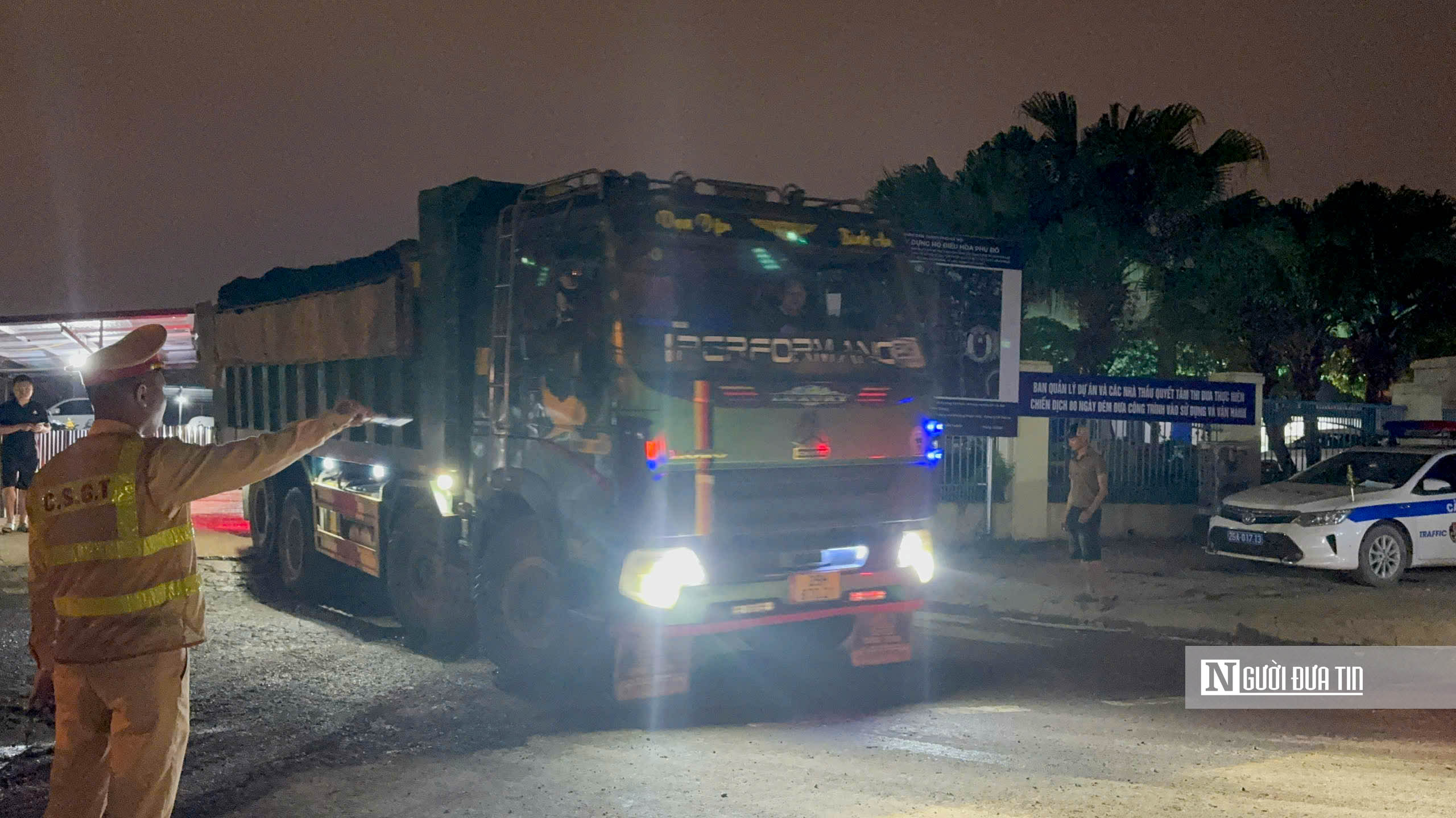 Hà Nội: CSGT kiểm tra, giám sát hoạt động vận tải chở đất, phế thải từ cổng - Ảnh 11.