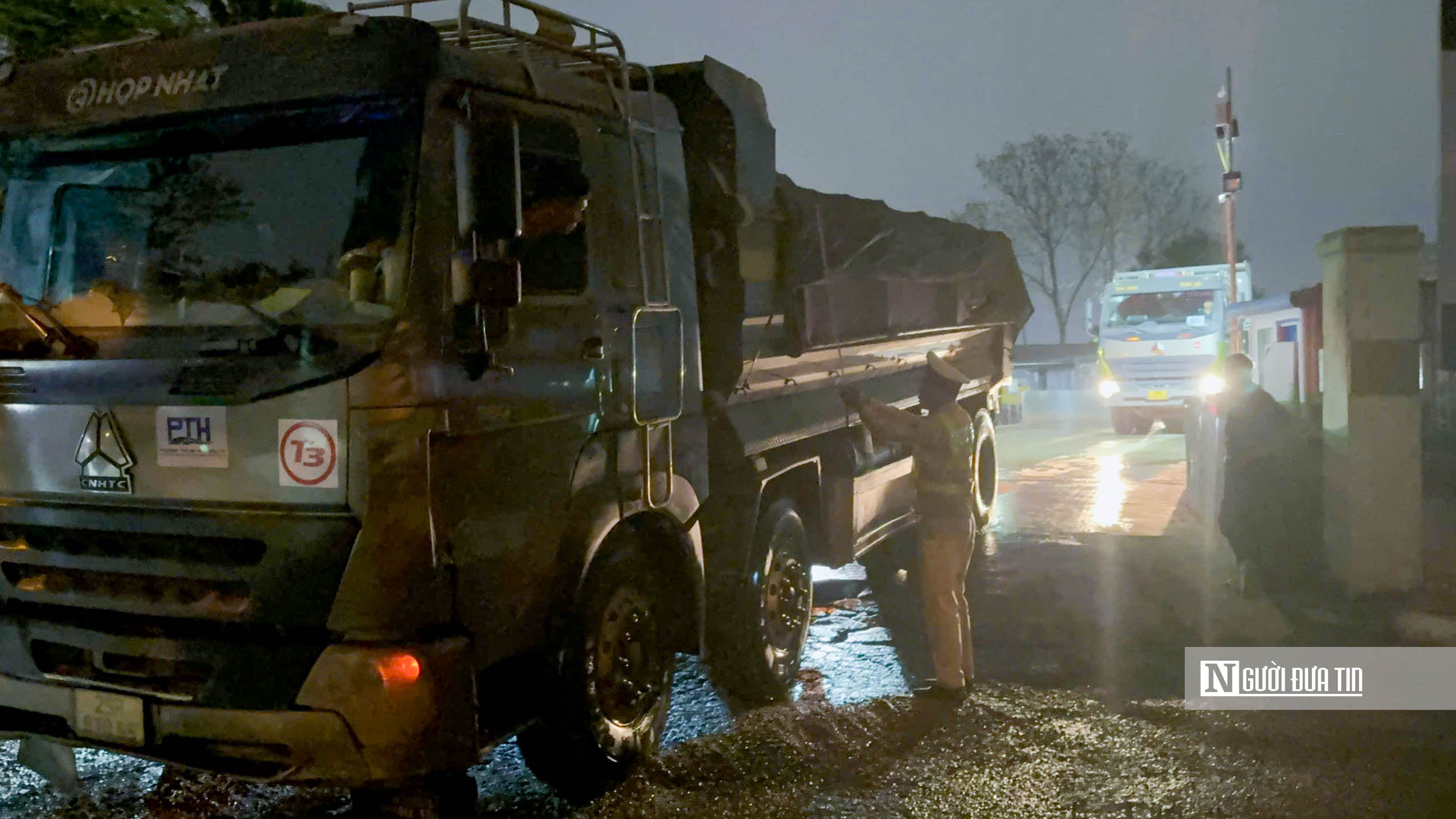 Hà Nội: CSGT kiểm tra, giám sát hoạt động vận tải chở đất, phế thải từ cổng - Ảnh 7.