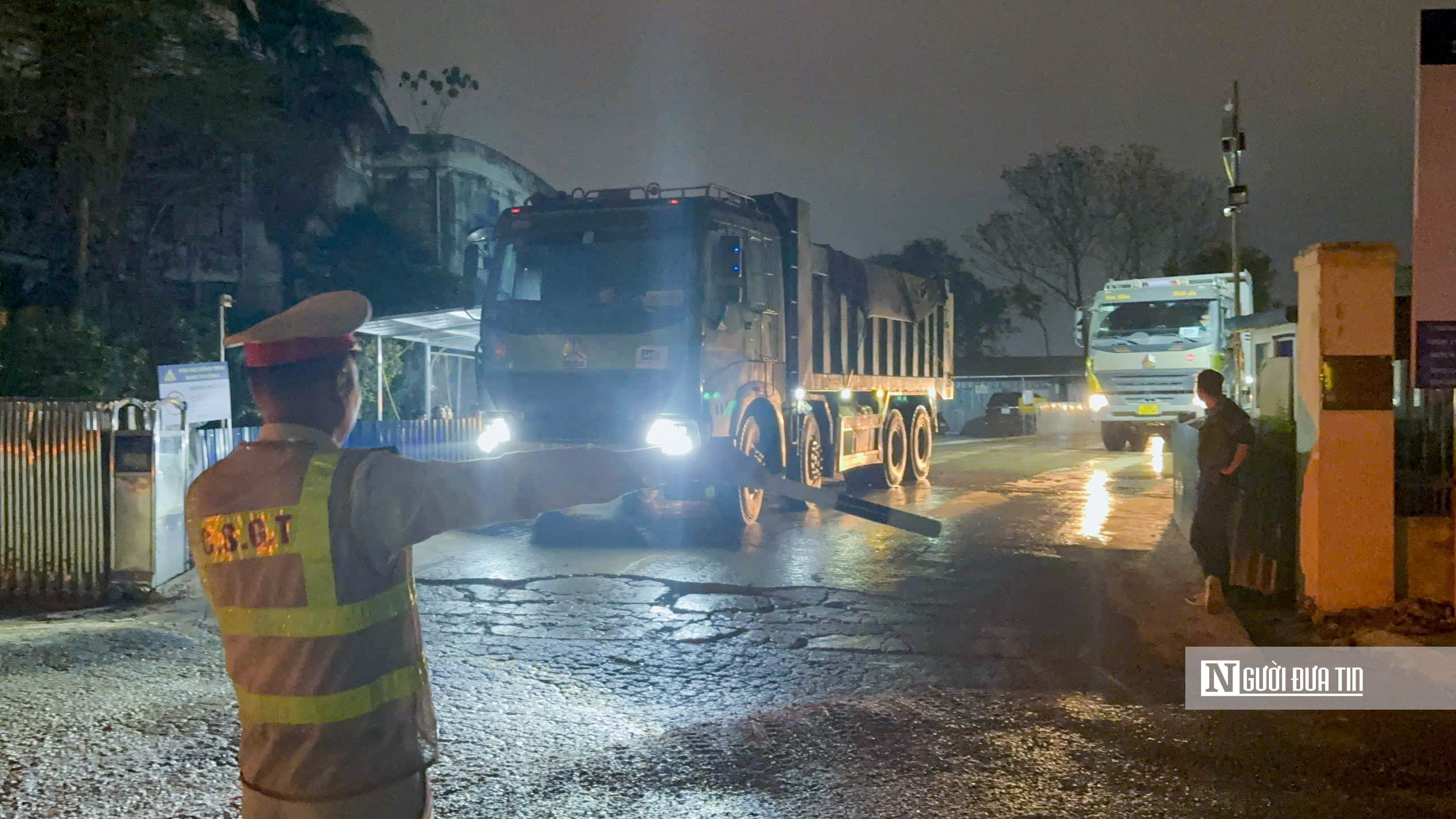 Hà Nội: CSGT kiểm tra, giám sát hoạt động vận tải chở đất, phế thải từ cổng - Ảnh 10.