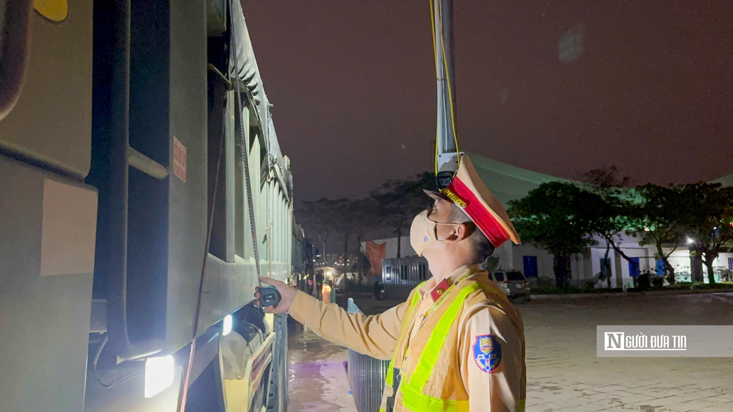 Hà Nội: CSGT kiểm tra, giám sát hoạt động vận tải chở đất, phế thải từ cổng - Ảnh 8.