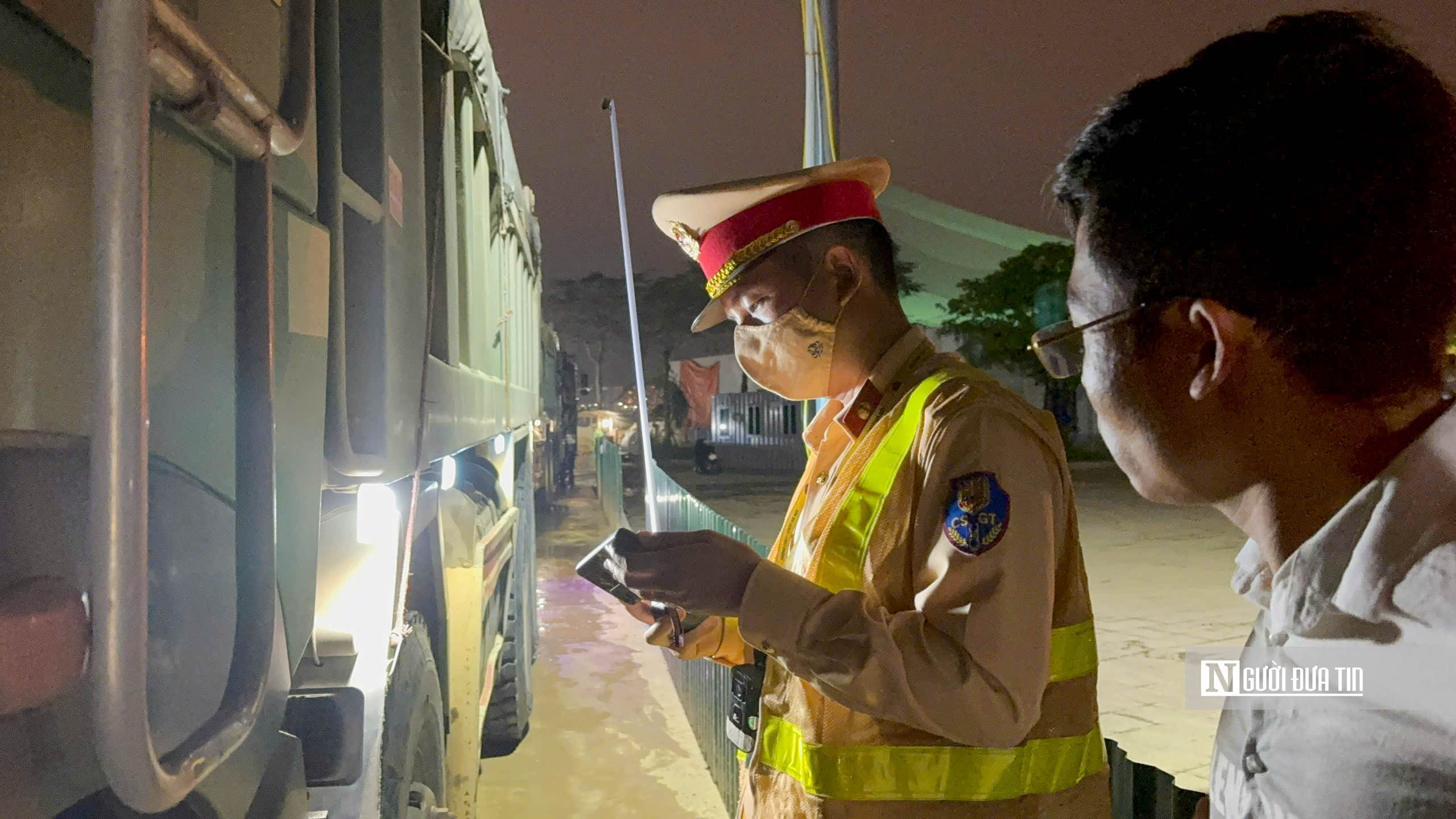 Hà Nội: CSGT kiểm tra, giám sát hoạt động vận tải chở đất, phế thải từ cổng - Ảnh 9.