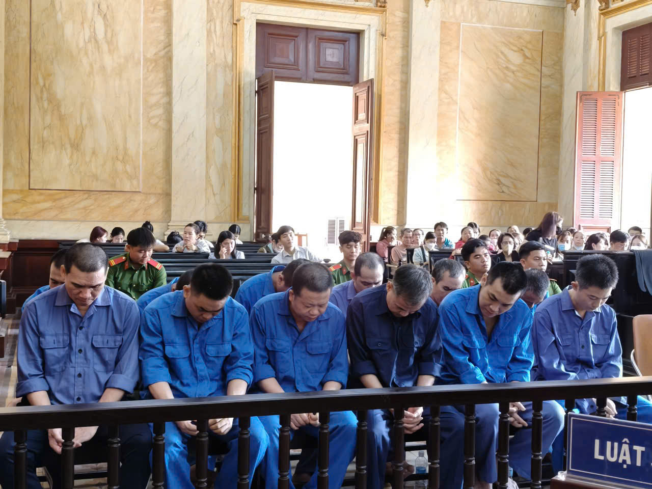 12 bảo vệ lãnh án vì tự ý thu tiền đường trong khu công nghệ cao - Ảnh 1.