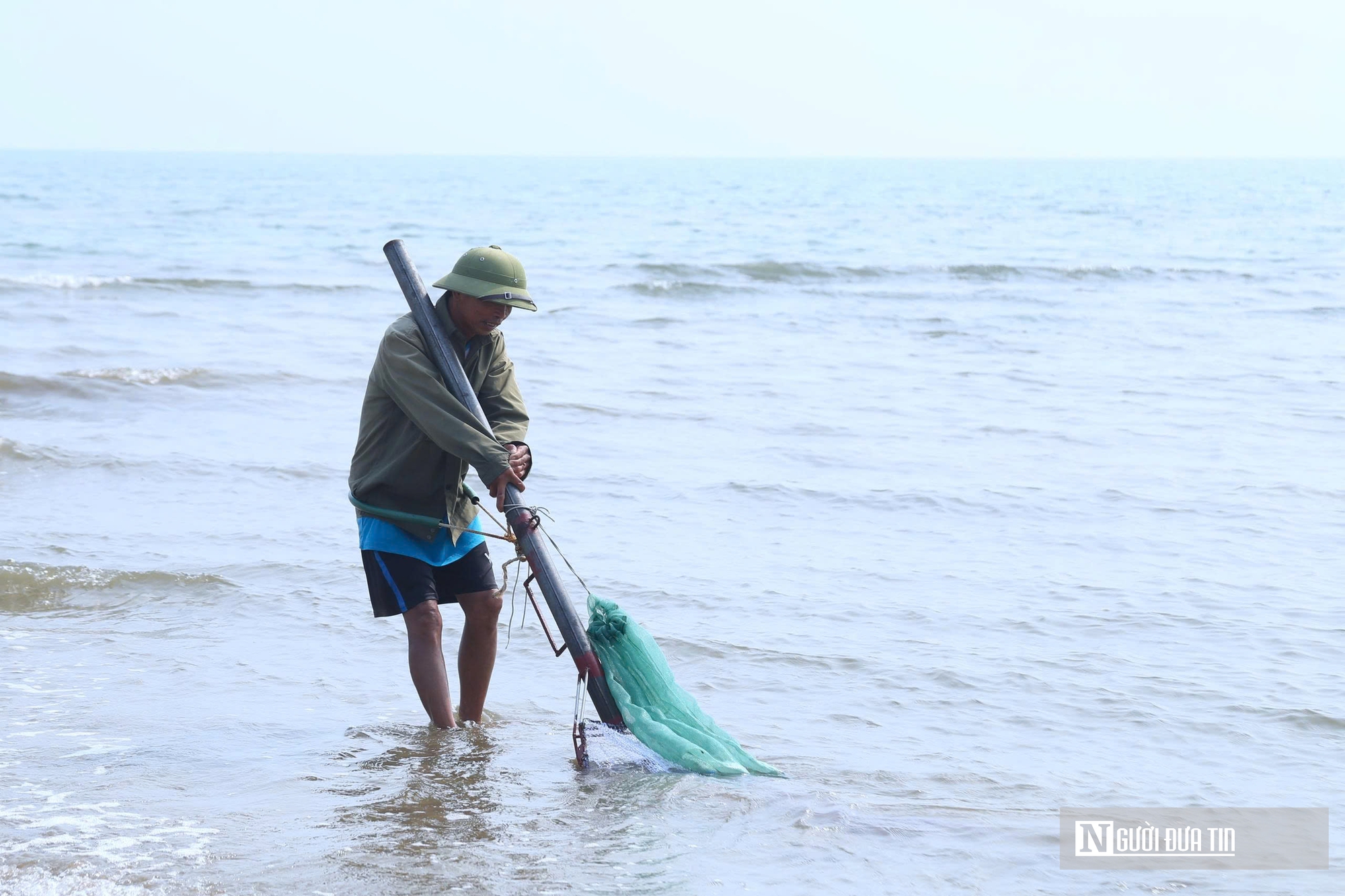 Cận cảnh nhọc nhằn nghề khom lưng trong s&oacute;ng biển kiếm ngao mưu sinh- Ảnh 8.