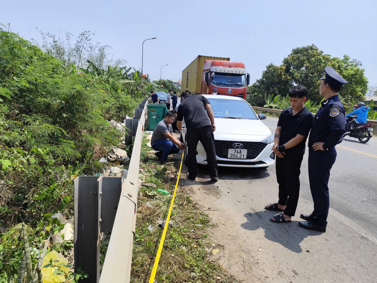 CLIP: Hồi hộp pha “bẻ lái” áp sát bắt 2 đối tượng vận chuyển 7kg “hàng đá” ở Quảng Trị- Ảnh 2.