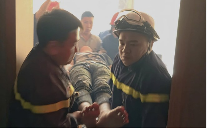 Giải cứu kịp thời nam thanh niên mắc kẹt trong thang máy - Ảnh 1.