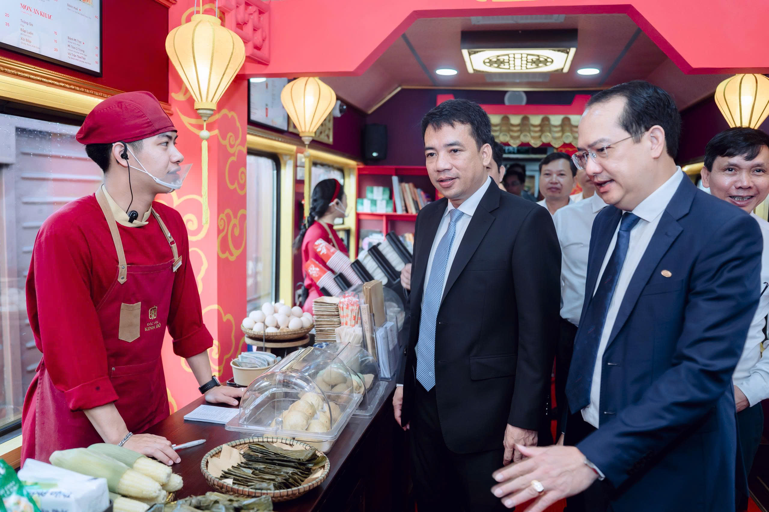 Trải nghiệm chuyến tàu “khoác áo” tím mộng mơ trên cung đường vàng miền Trung - Ảnh 3.