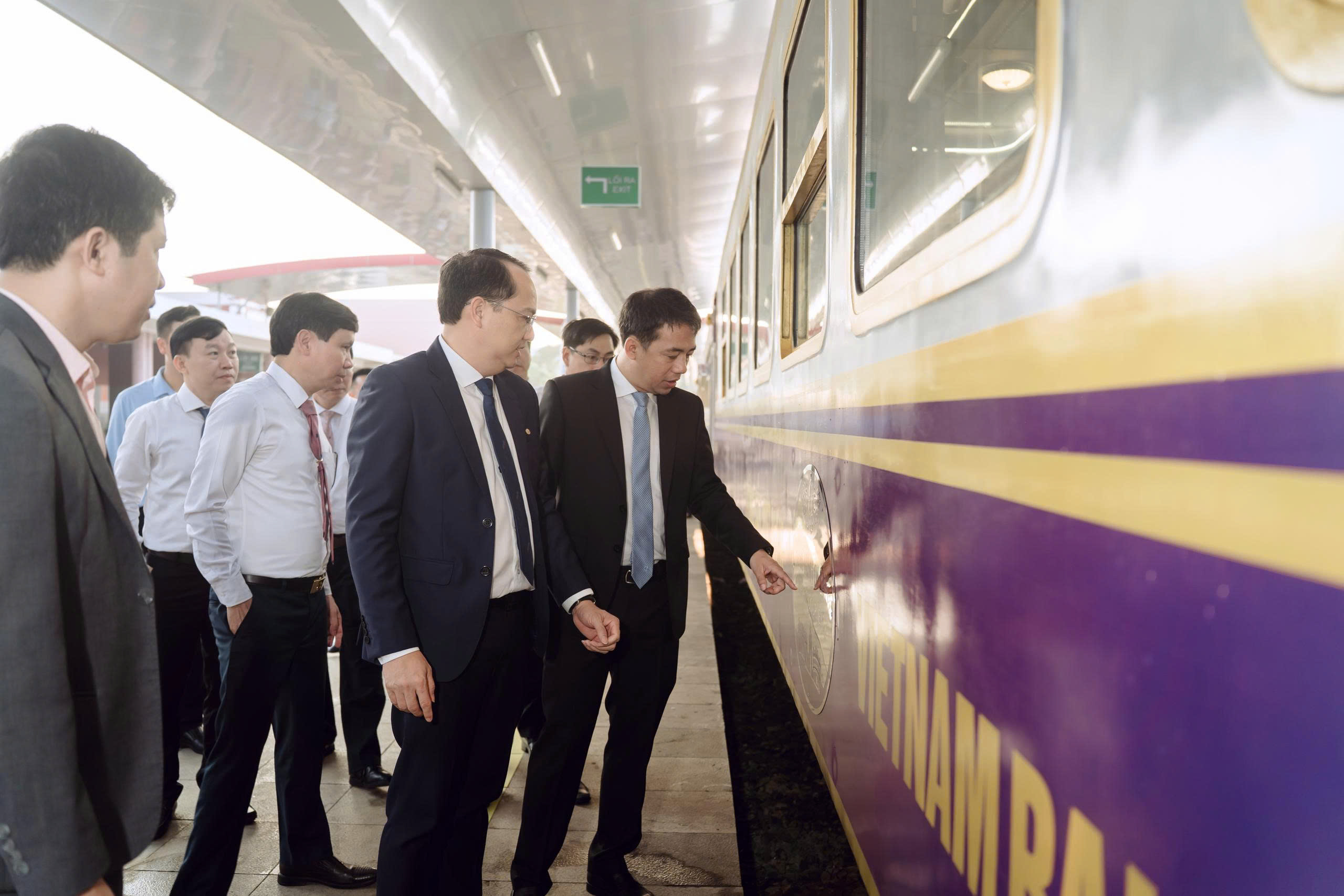 Trải nghiệm chuyến tàu “khoác áo” tím mộng mơ trên cung đường vàng miền Trung - Ảnh 1.