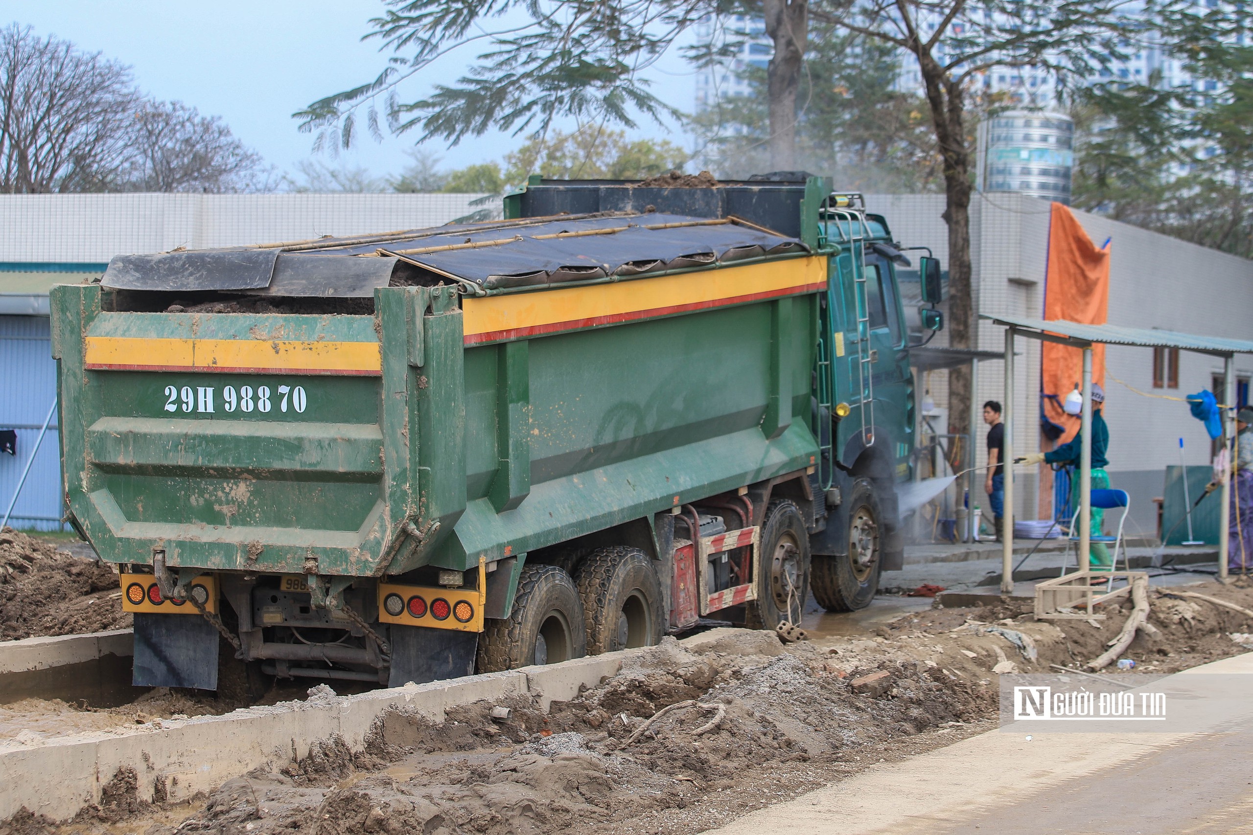 Hà Nội: CSGT kiểm tra, giám sát hoạt động vận tải chở đất, phế thải từ cổng - Ảnh 3.
