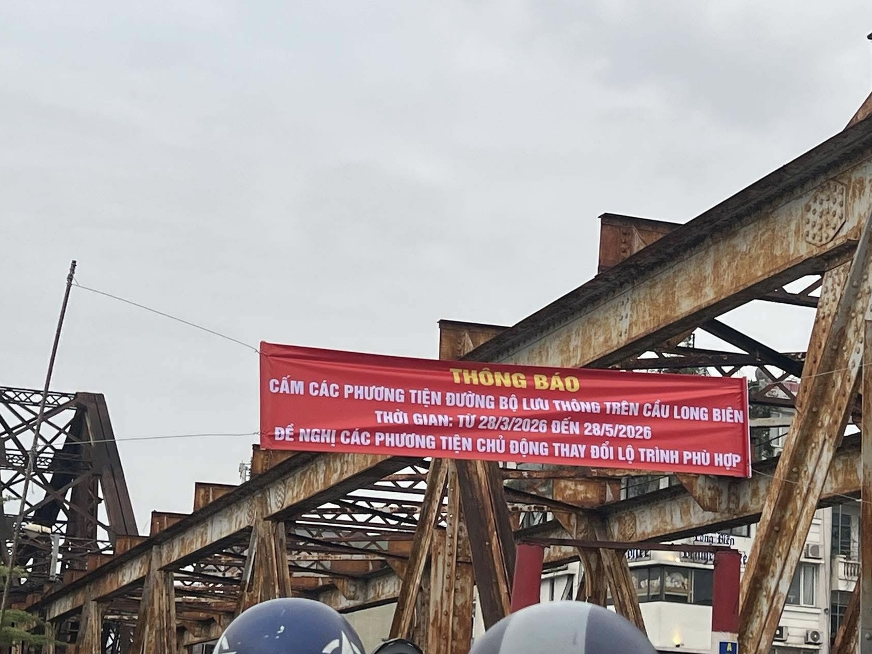Hà Nội tạm cấm xe đi qua cầu Long Biên trong 2 tháng để sửa chữa - Ảnh 1.