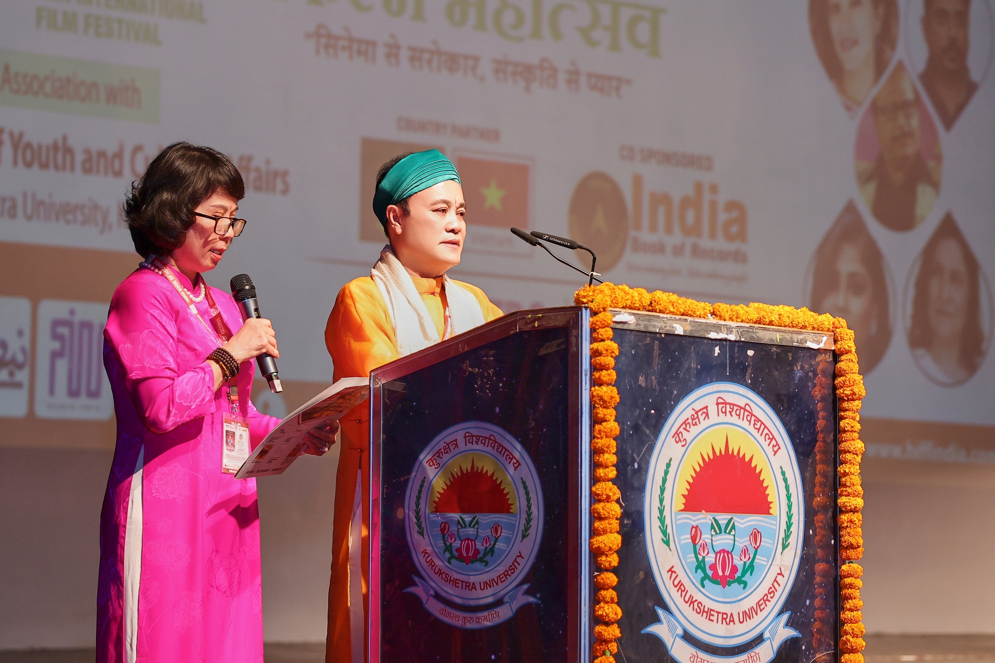 Phim "Vườn tình yêu" giành giải quốc tế: Quan họ từ làng quê đến thảm đỏ điện ảnh Ấn Độ - Ảnh 4. Phim "Vườn tình yêu" giành giải quốc tế: Quan họ từ làng quê đến thảm đỏ điện ảnh Ấn Độ - Ảnh 4.