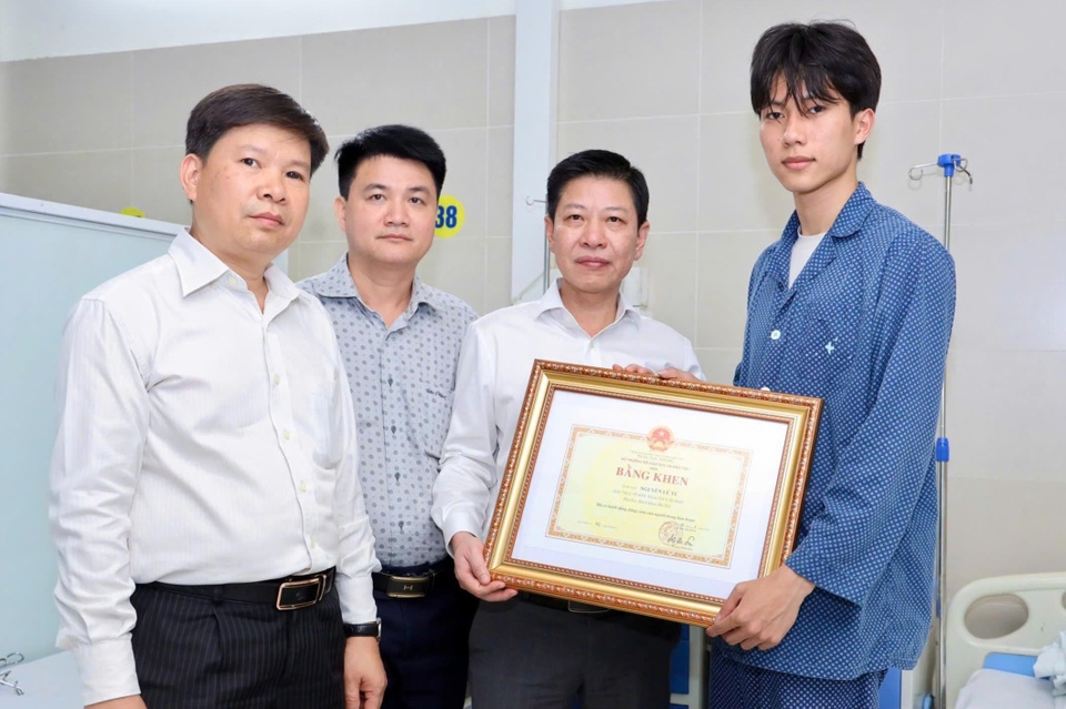 Quyền Bộ trưởng Bộ GDĐT tặng bằng khen cho nam sinh viên cứu người trong đám cháy- Ảnh 1. Quyền Bộ trưởng Bộ GDĐT tặng bằng khen cho nam sinh viên cứu người trong đám cháy- Ảnh 1.