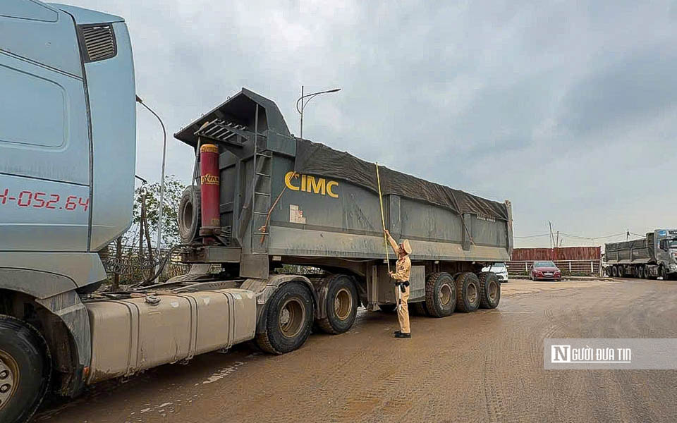 Hà Nội: CSGT kiểm tra, giám sát hoạt động vận tải chở đất, phế thải từ cổng - Ảnh 4.
