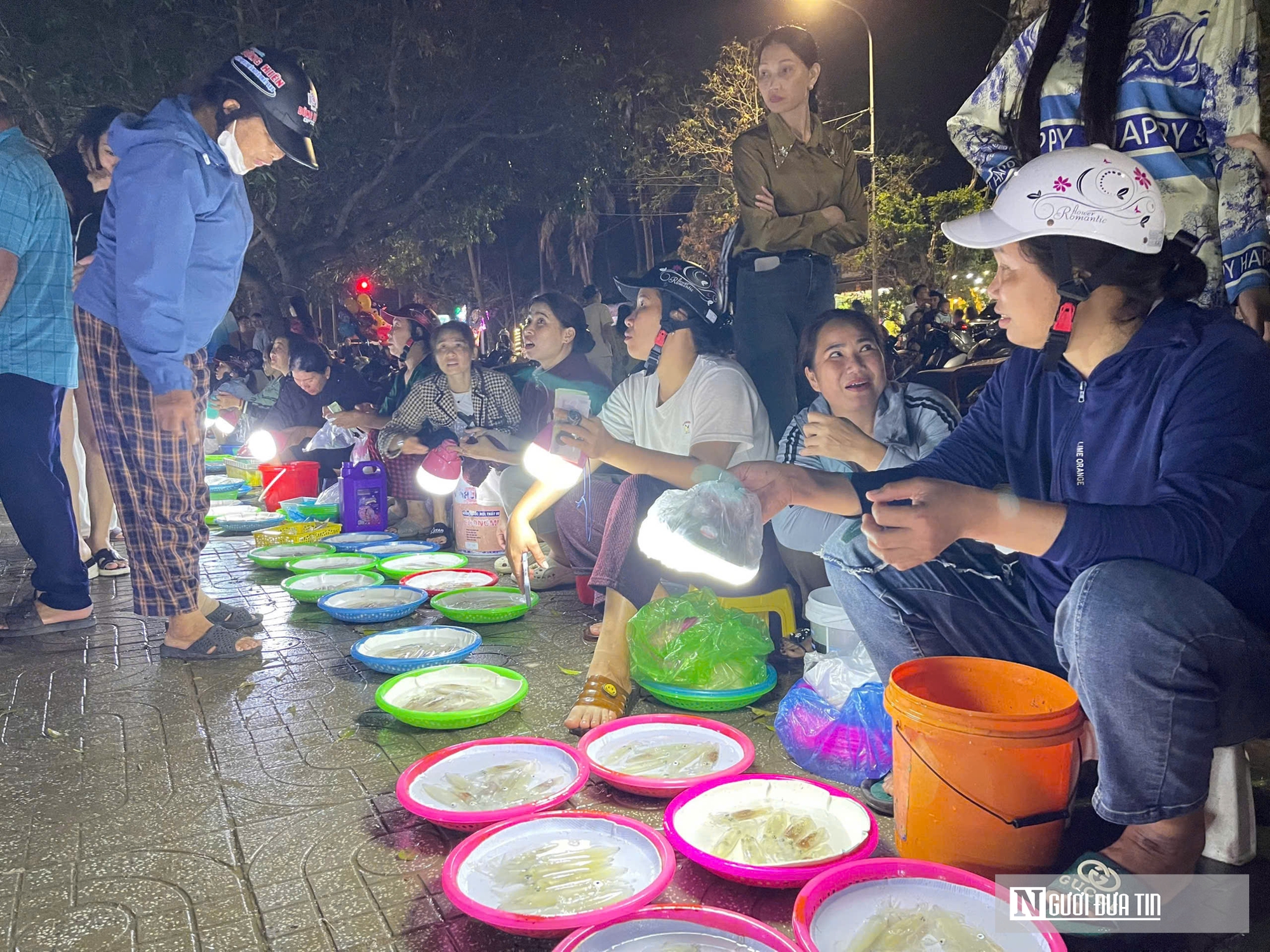 Độc đ&aacute;o phi&ecirc;n chợ đ&ecirc;m b&aacute;n duy nhất một đặc sản h&uacute;t kh&aacute;ch ở xứ Nghệ- Ảnh 1.