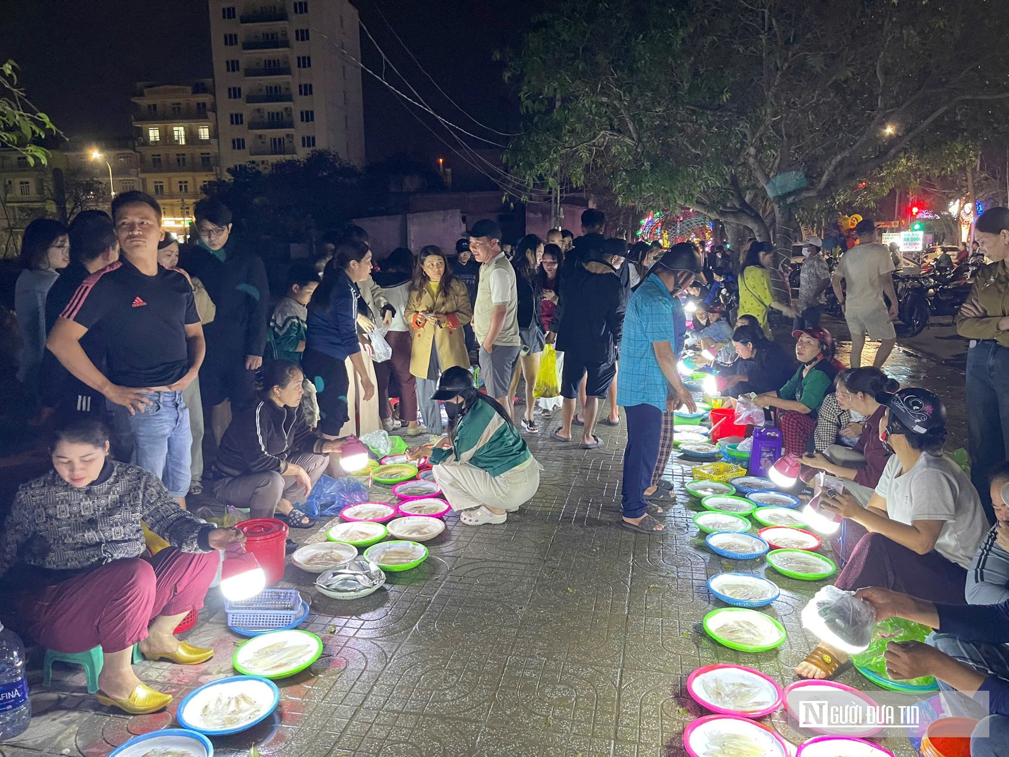 Độc đ&aacute;o phi&ecirc;n chợ đ&ecirc;m b&aacute;n duy nhất một đặc sản h&uacute;t kh&aacute;ch ở xứ Nghệ- Ảnh 2.