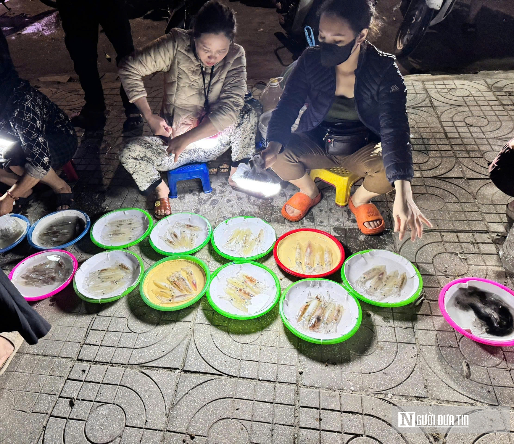 Độc đ&aacute;o phi&ecirc;n chợ đ&ecirc;m b&aacute;n duy nhất một đặc sản h&uacute;t kh&aacute;ch ở xứ Nghệ- Ảnh 3.