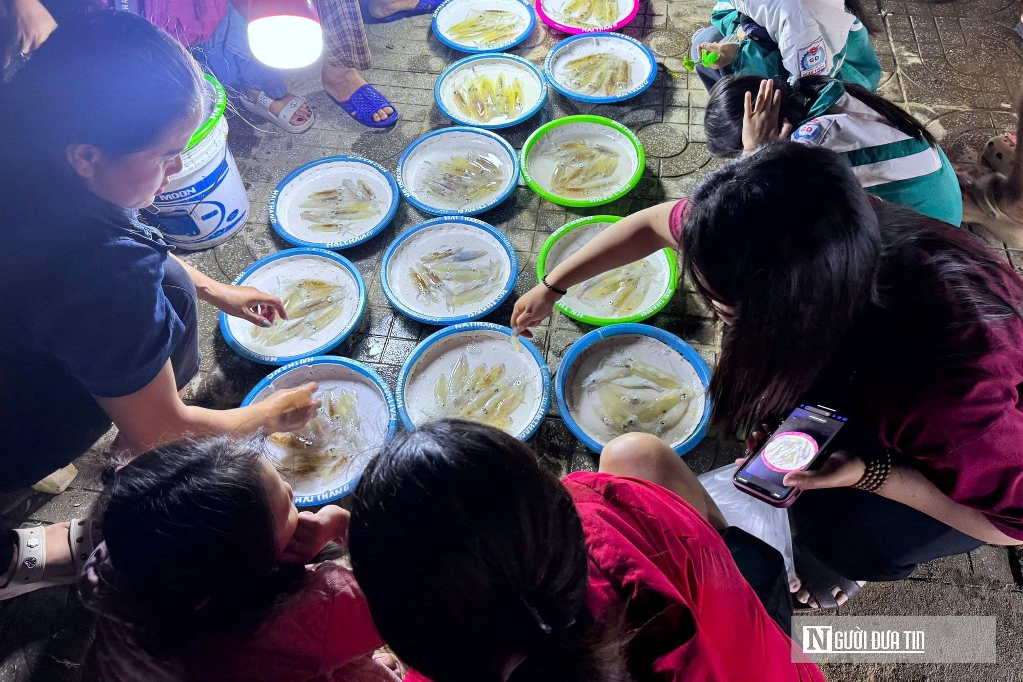 Độc đ&aacute;o phi&ecirc;n chợ đ&ecirc;m b&aacute;n duy nhất một đặc sản h&uacute;t kh&aacute;ch ở xứ Nghệ- Ảnh 6.