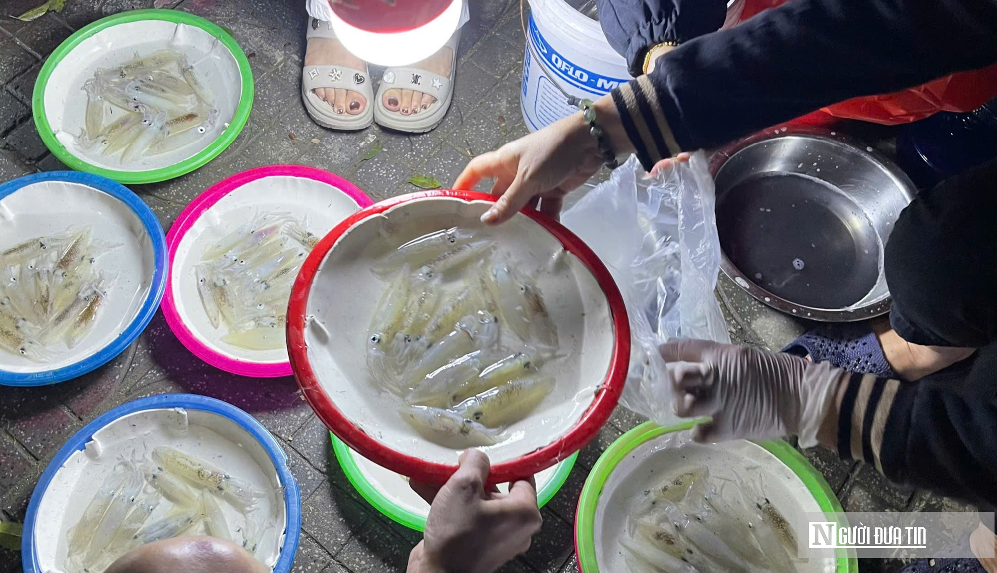 Độc đ&aacute;o phi&ecirc;n chợ đ&ecirc;m b&aacute;n duy nhất một đặc sản h&uacute;t kh&aacute;ch ở xứ Nghệ- Ảnh 7.