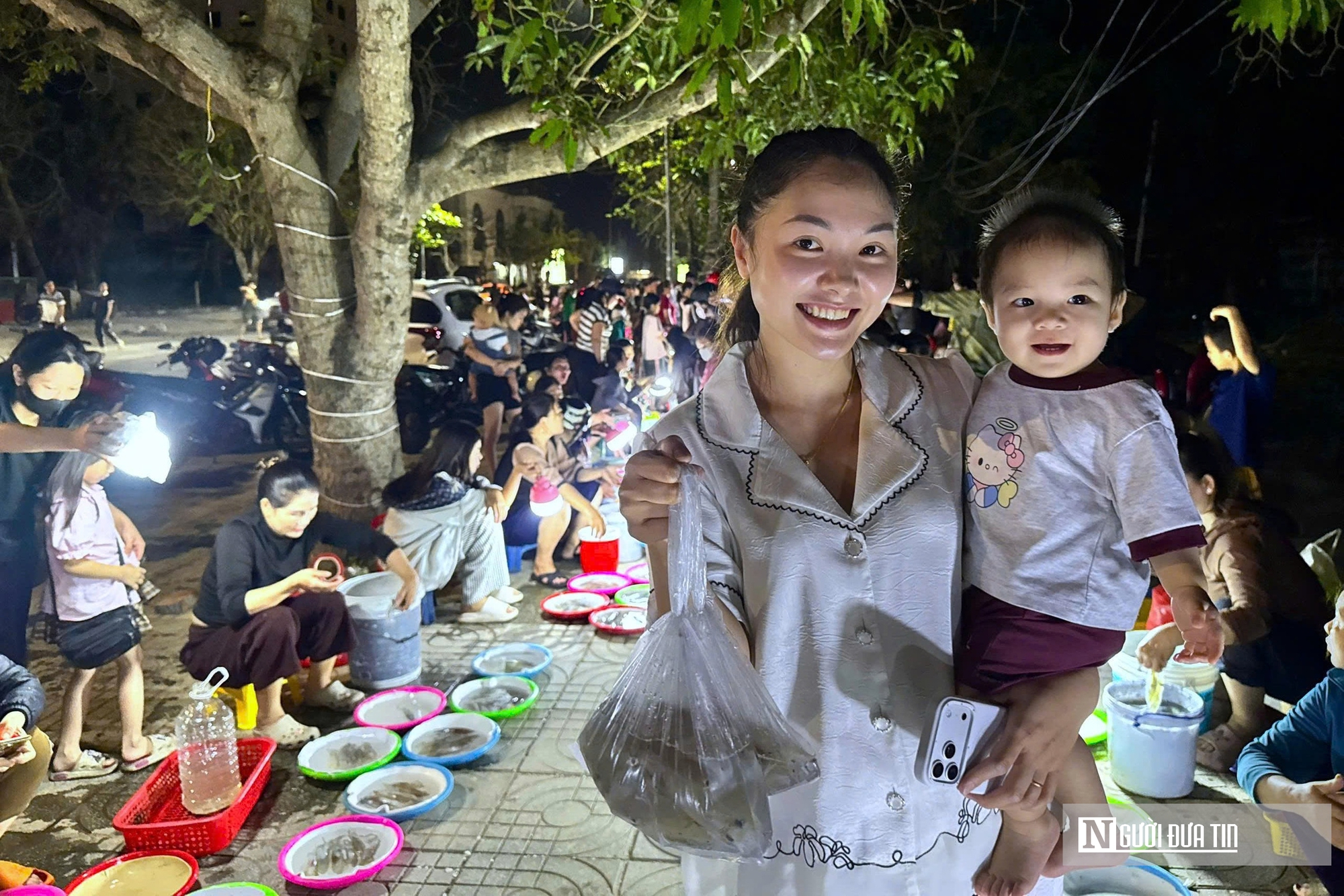 Độc đ&aacute;o phi&ecirc;n chợ đ&ecirc;m b&aacute;n duy nhất một đặc sản h&uacute;t kh&aacute;ch ở xứ Nghệ- Ảnh 8.