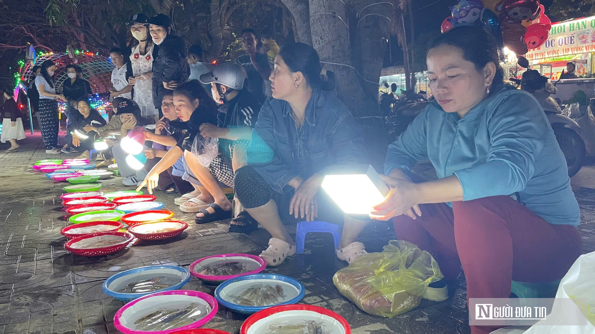 Độc đ&aacute;o phi&ecirc;n chợ đ&ecirc;m b&aacute;n duy nhất một đặc sản h&uacute;t kh&aacute;ch ở xứ Nghệ- Ảnh 11.