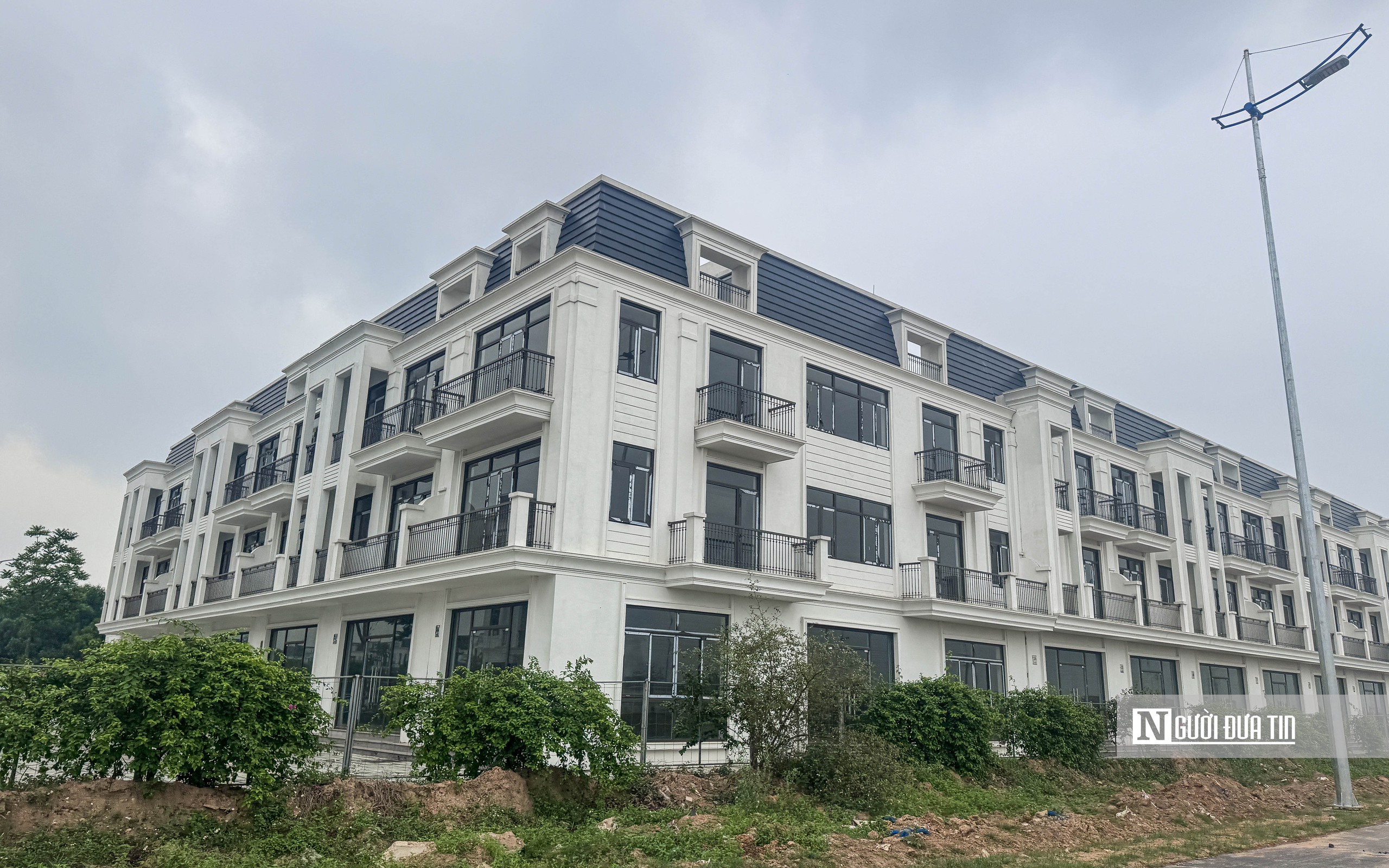 Hà Nội: Cỏ mọc bên trong hàng trăm biệt thự cạnh đường Vành đai 4- Ảnh 3. Hà Nội: Cỏ mọc bên trong hàng trăm biệt thự cạnh đường Vành đai 4- Ảnh 3.