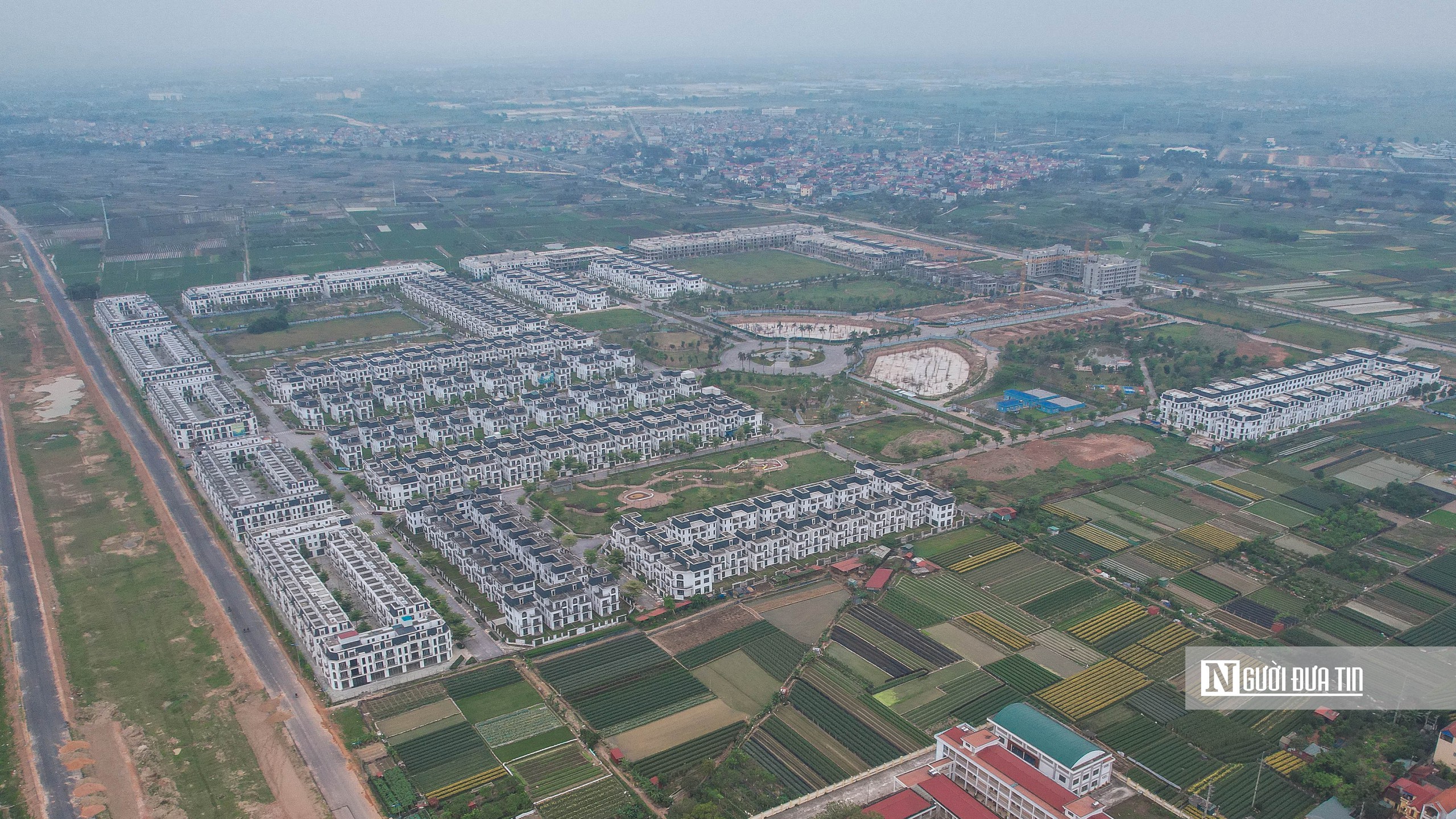 Hà Nội: Cỏ mọc bên trong hàng trăm biệt thự cạnh đường Vành đai 4- Ảnh 2. Hà Nội: Cỏ mọc bên trong hàng trăm biệt thự cạnh đường Vành đai 4- Ảnh 2.