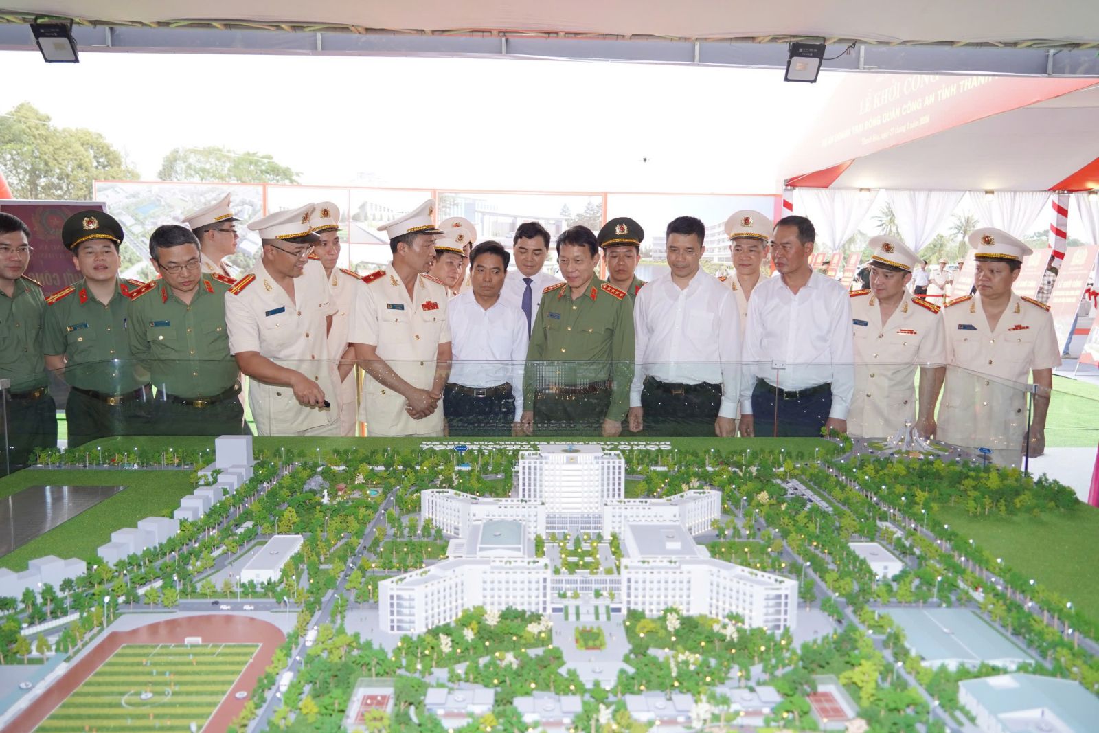 Đại tướng Lương Tam Quang dự lễ khởi công doanh trại đóng quân Công an tỉnh Thanh Hóa - Ảnh 1.